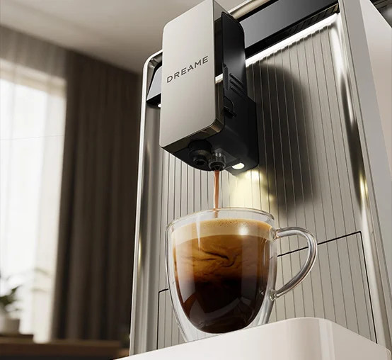 Ekspres do kawy Dreame nalewa espresso do przezroczystej szklanej filiżanki.