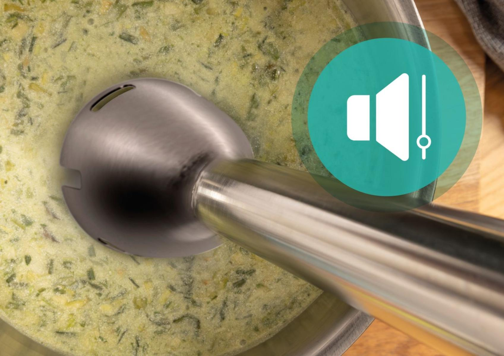 Blender ręczny w garnku z zieloną zupą, ikona głośnika.