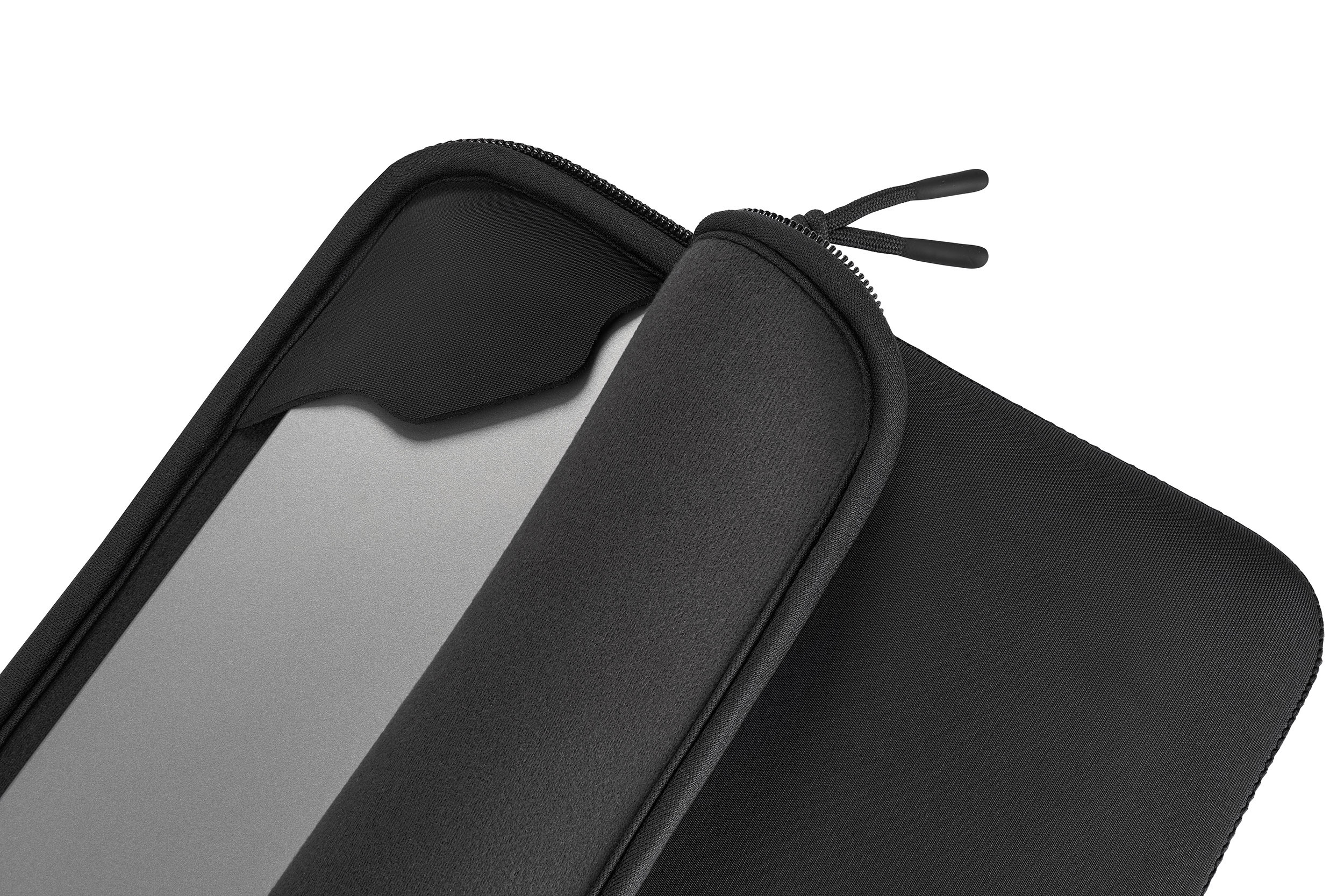 Eine schwarze Laptoptasche mit Reißverschluss und zwei Schnüren, die aus dem Reißverschlusskopf herausragen.
