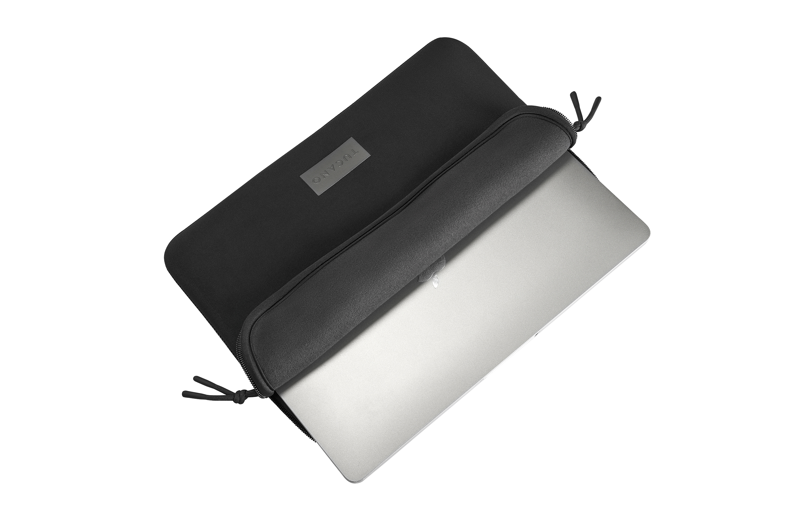 Ein silberner Laptop wird teilweise in eine schwarze Laptoptasche geschoben.