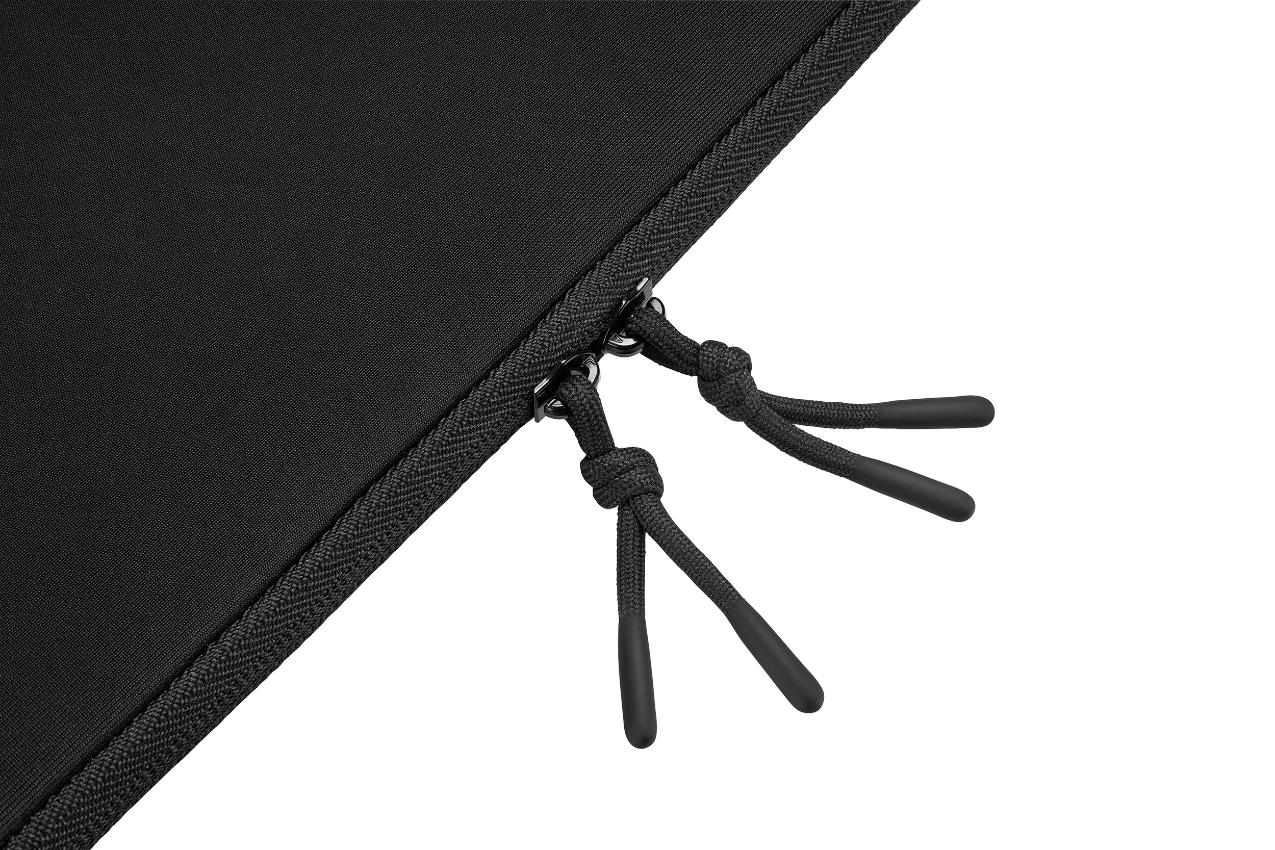 Schwarze Tasche mit Reißverschluss und zwei Kordelzügen mit Gummienden.
