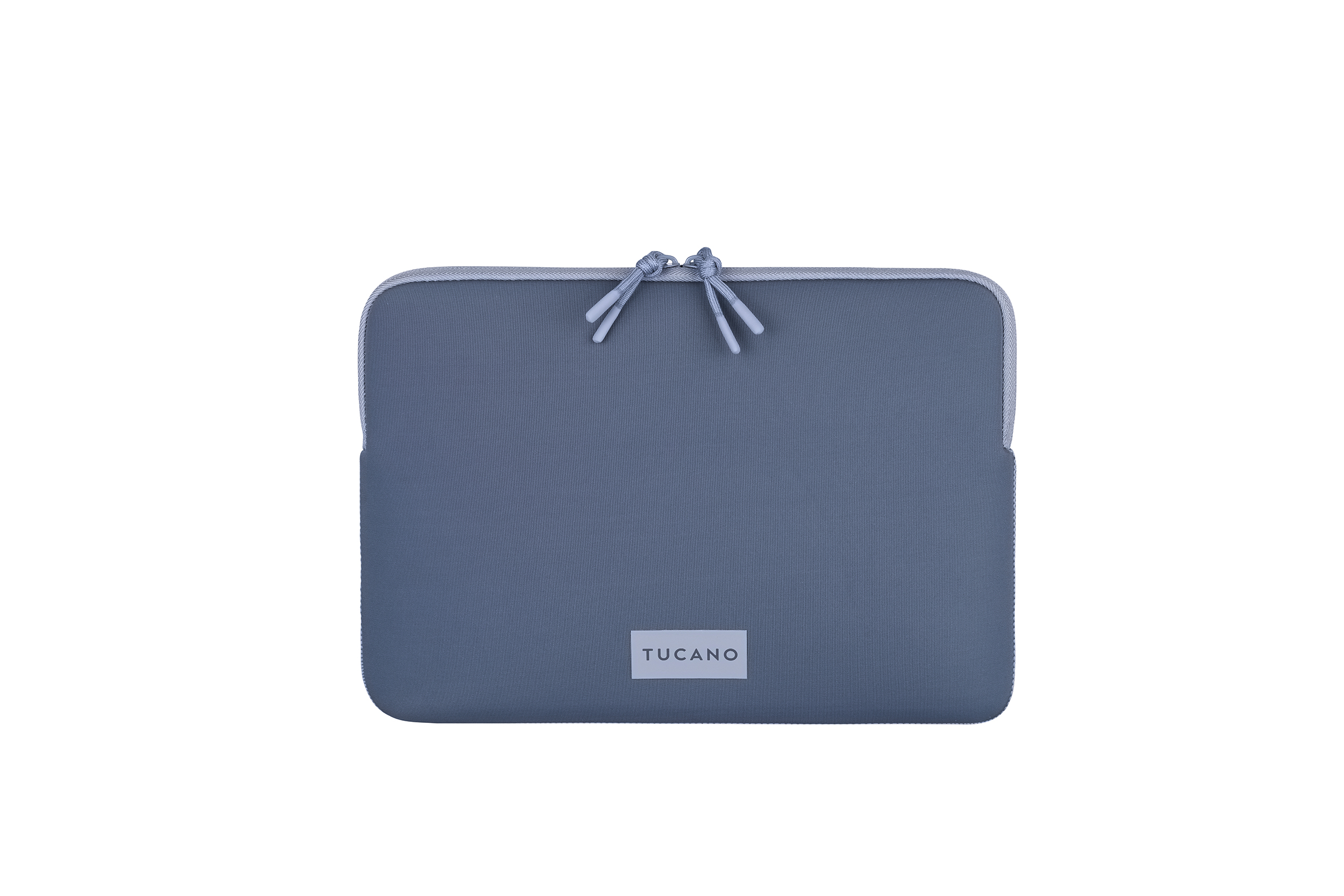 Graue Laptoptasche mit Reißverschluss und Logo auf weißem Hintergrund.