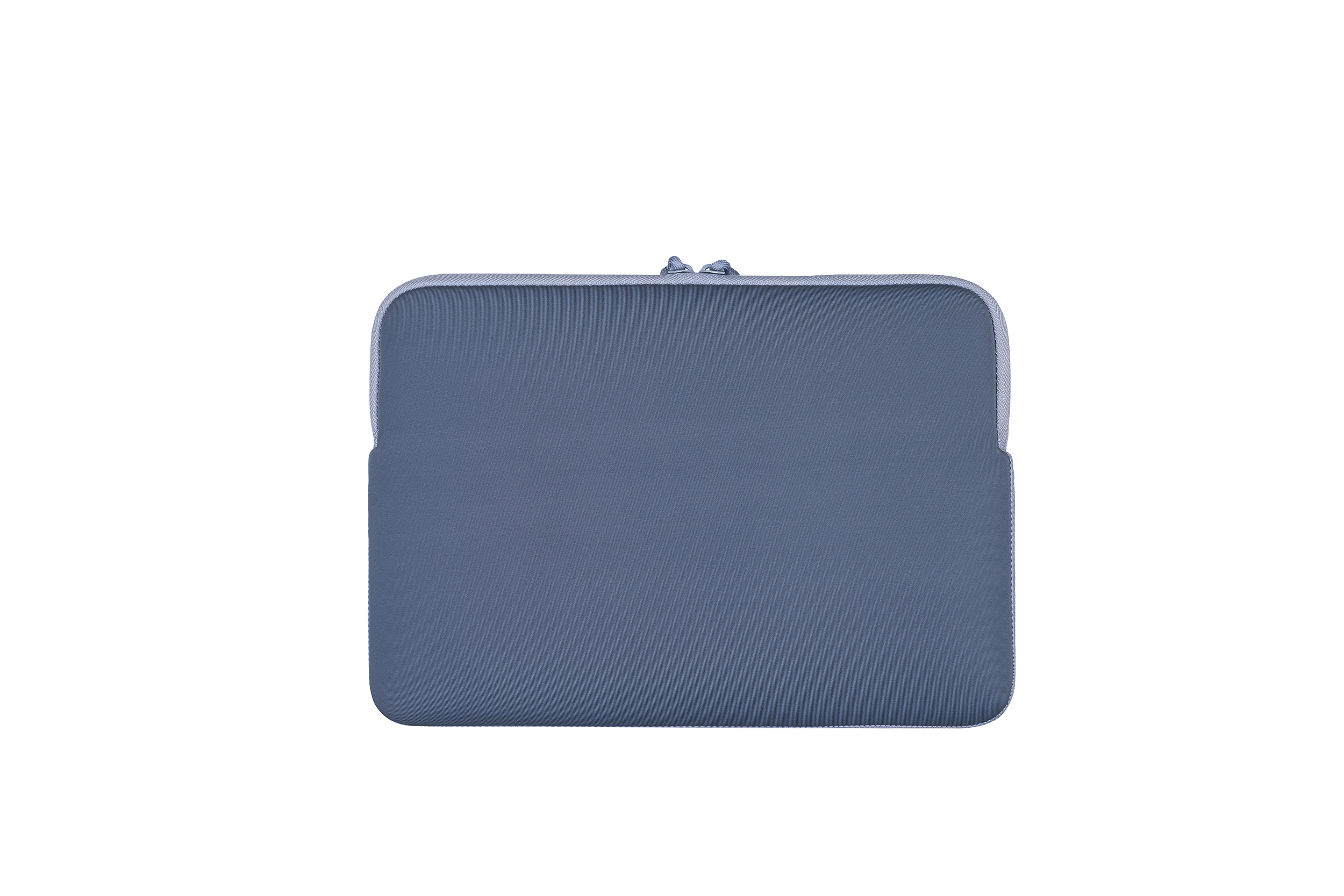 Eine blaue Laptoptasche mit Reißverschluss, auf weißem Hintergrund.