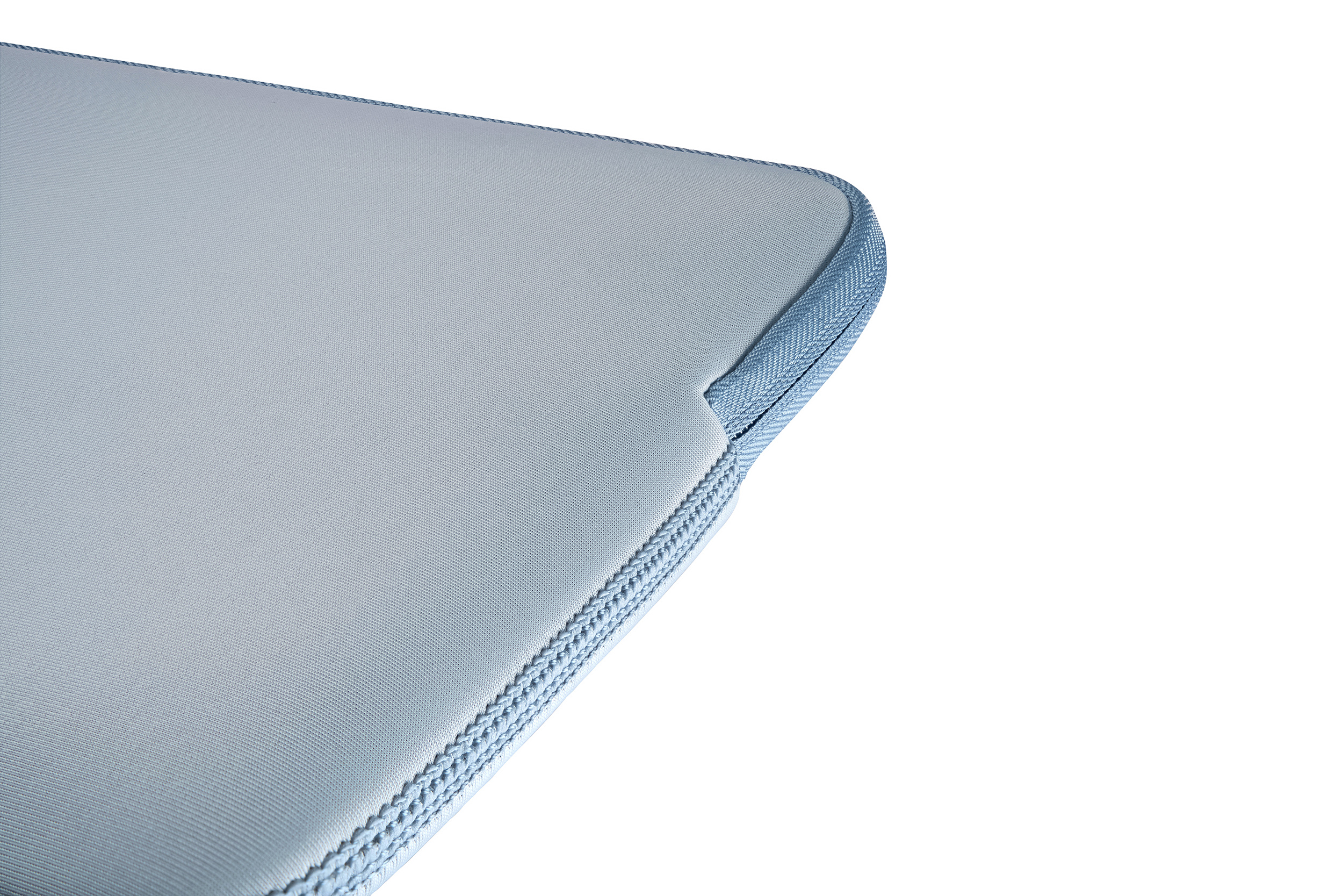 Graue Laptop-Hülle mit blauem Reißverschluss und Nähten, Nahaufnahme.