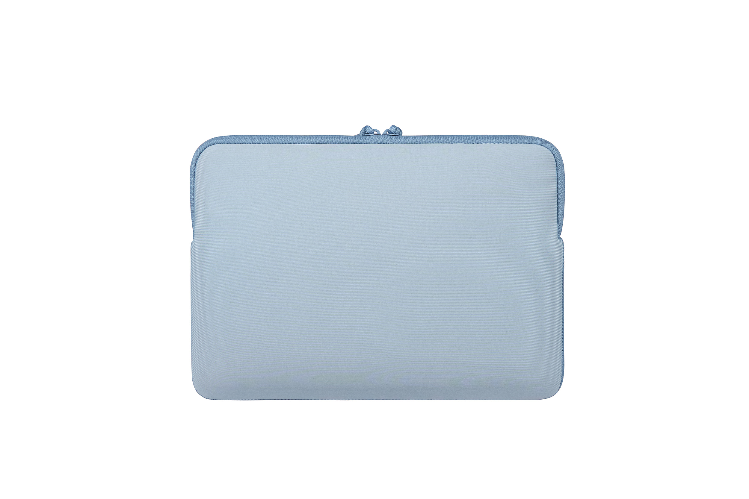 Eine hellblaue Laptop-Hülle mit zwei Reißverschlüssen oben, auf weißem Hintergrund.