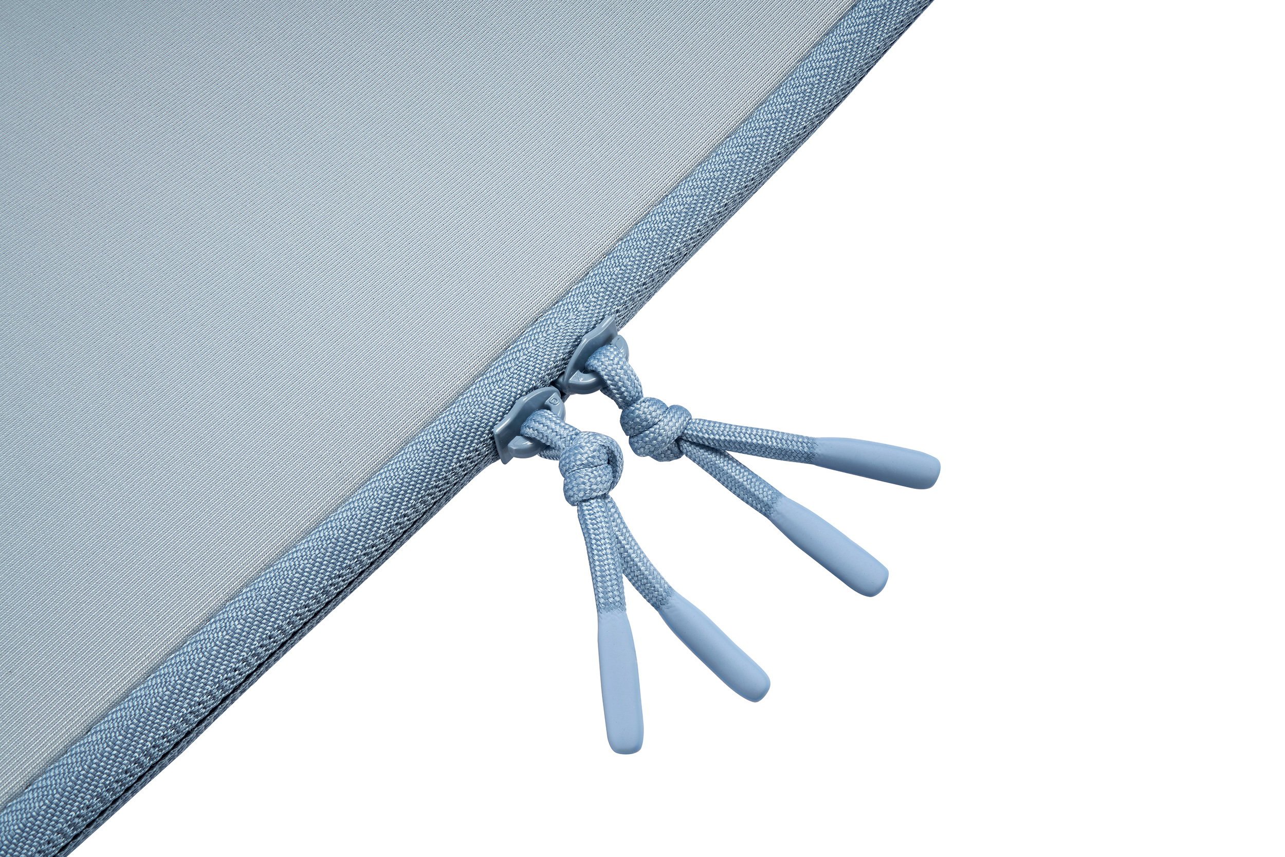 Hellblaue Reißverschlusszipper mit Kordelzug an einem hellblauen Stoff.