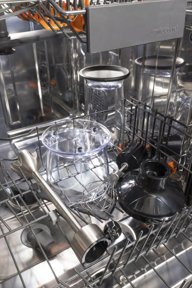 Blender ręczny, trzepaczka i pojemniki w zmywarce.