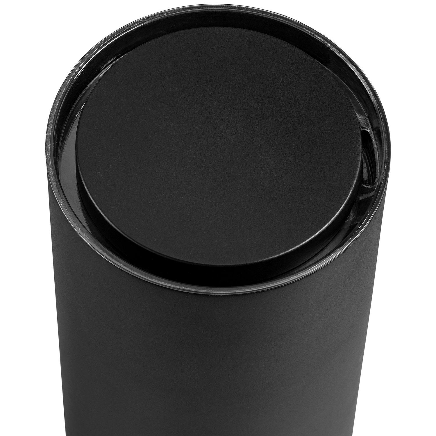 Een zwarte cilindrische container met deksel.