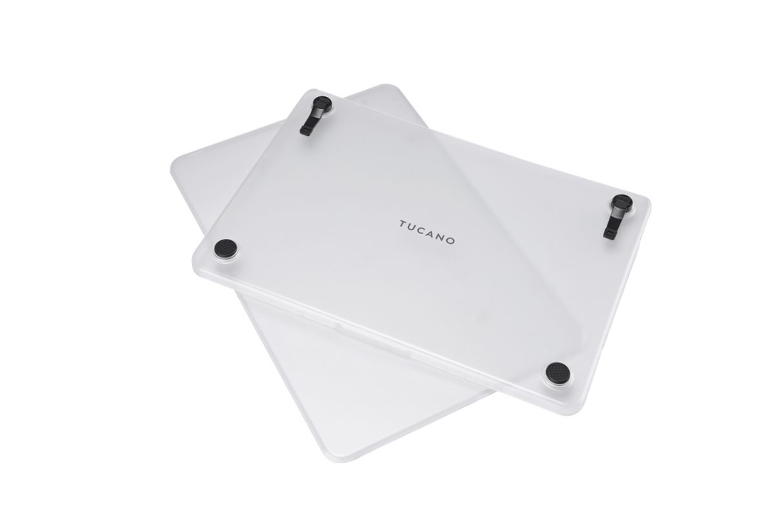 Zwei transparente Schutzhüllen für Tablets liegen übereinander, mit schwarzen Eckfüßen.
