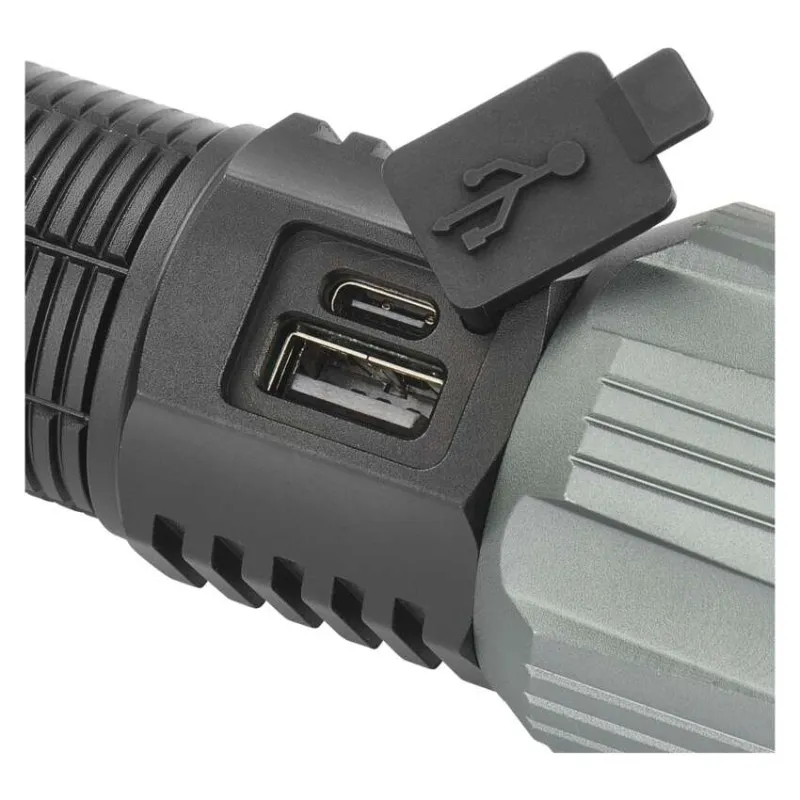 Fekete USB és USB-C portok közeli képe egy zseblámpán, USB szimbólumos fedéllel.