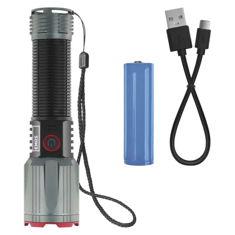 Szürke és fekete zseblámpa piros gombbal, kék akkumulátorral és USB-C kábellel.