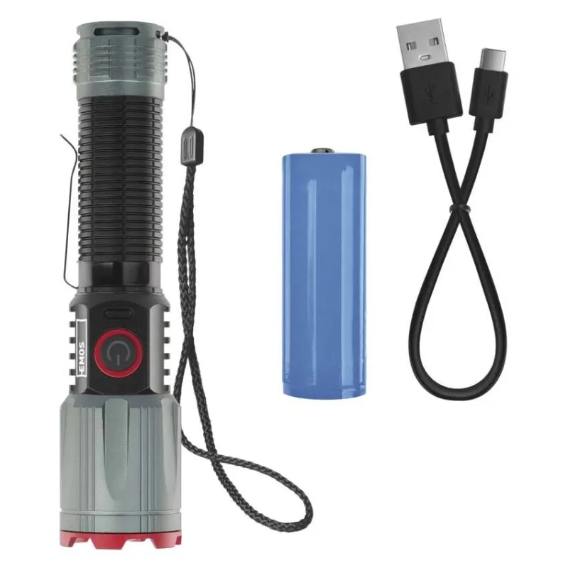 Szürke zseblámpa fekete markolattal, kék akkumulátorral és USB-kábelekkel fehér háttéren.