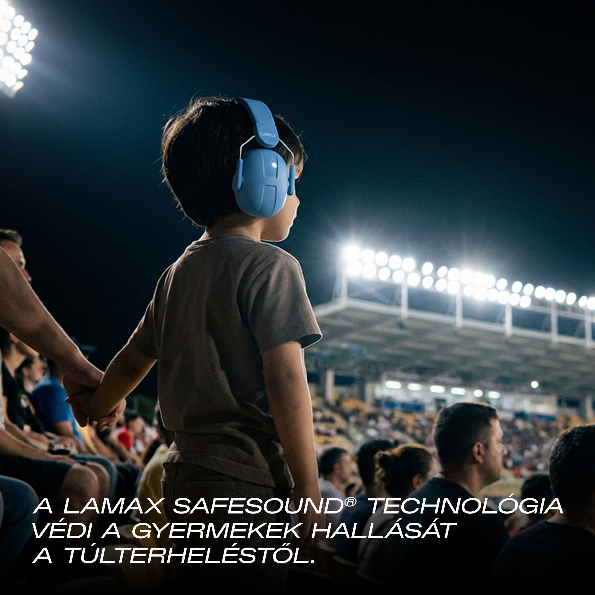 Kék fejhallgatós gyerek stadionfényekre néz. Család ül a lelátón.