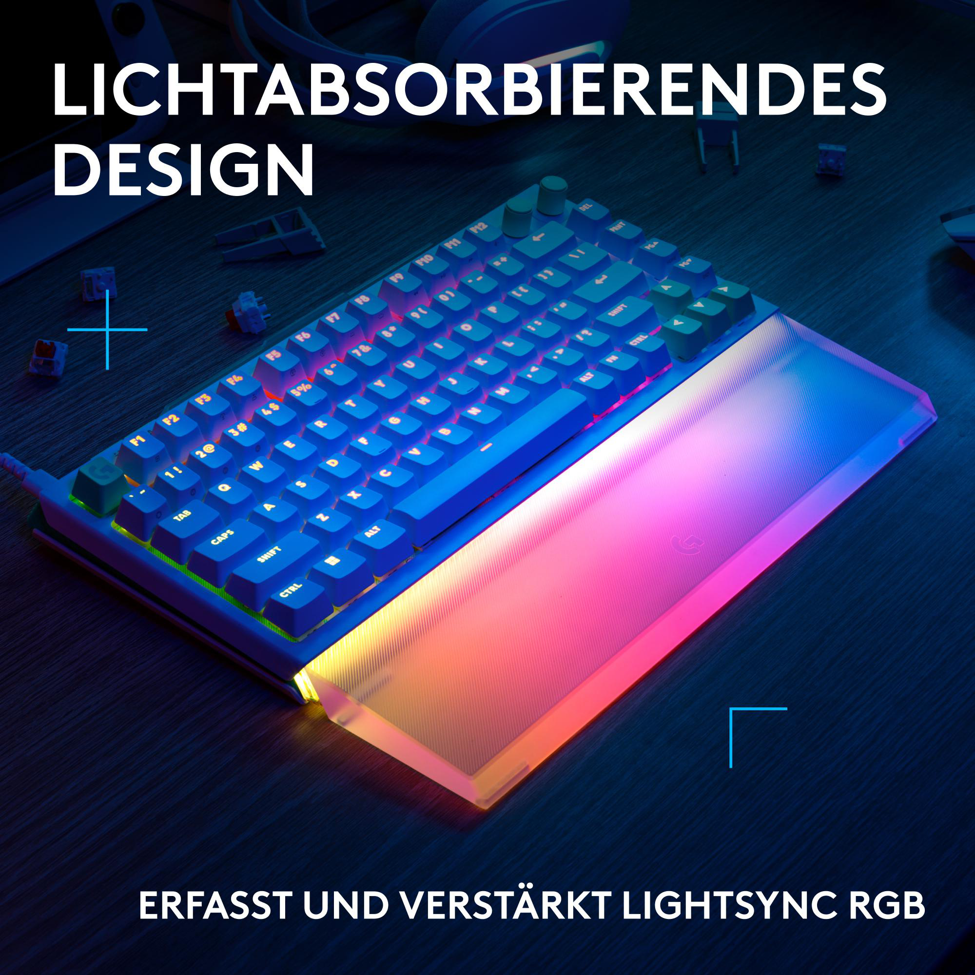 Blau beleuchtete Tastatur mit RGB-Akzenten und Handballenauflage.
