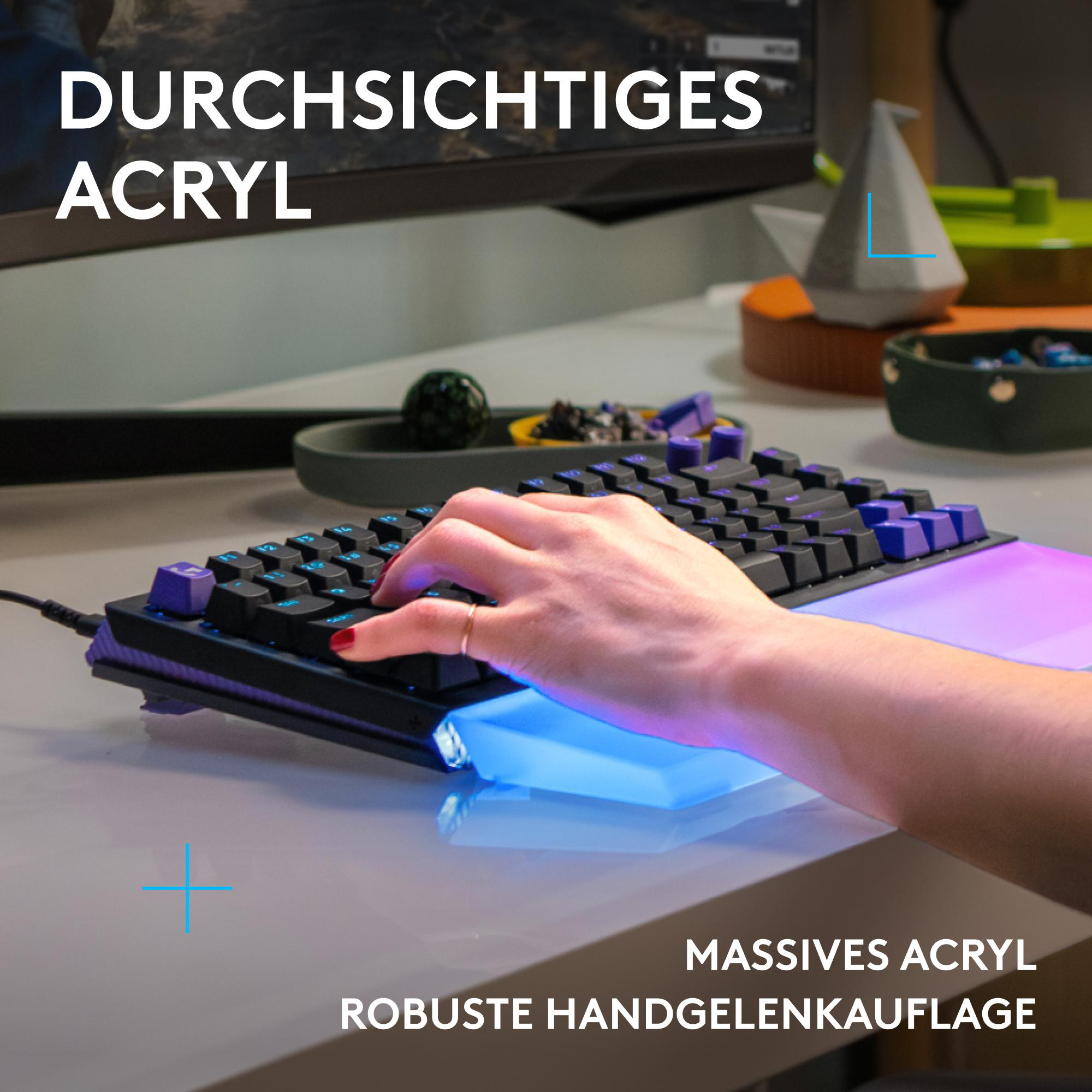 Eine Hand tippt auf einer beleuchteten Tastatur mit blauen und lila Tasten.