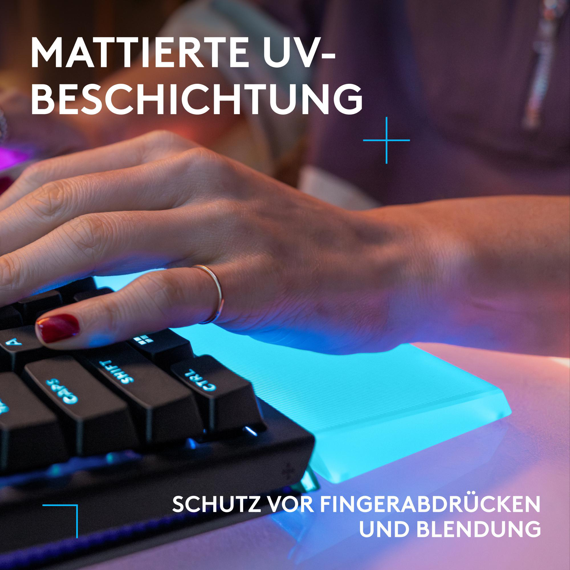 Hand tippt auf beleuchtete Tastatur mit blauem Licht. Mattierte UV-Beschichtung.
