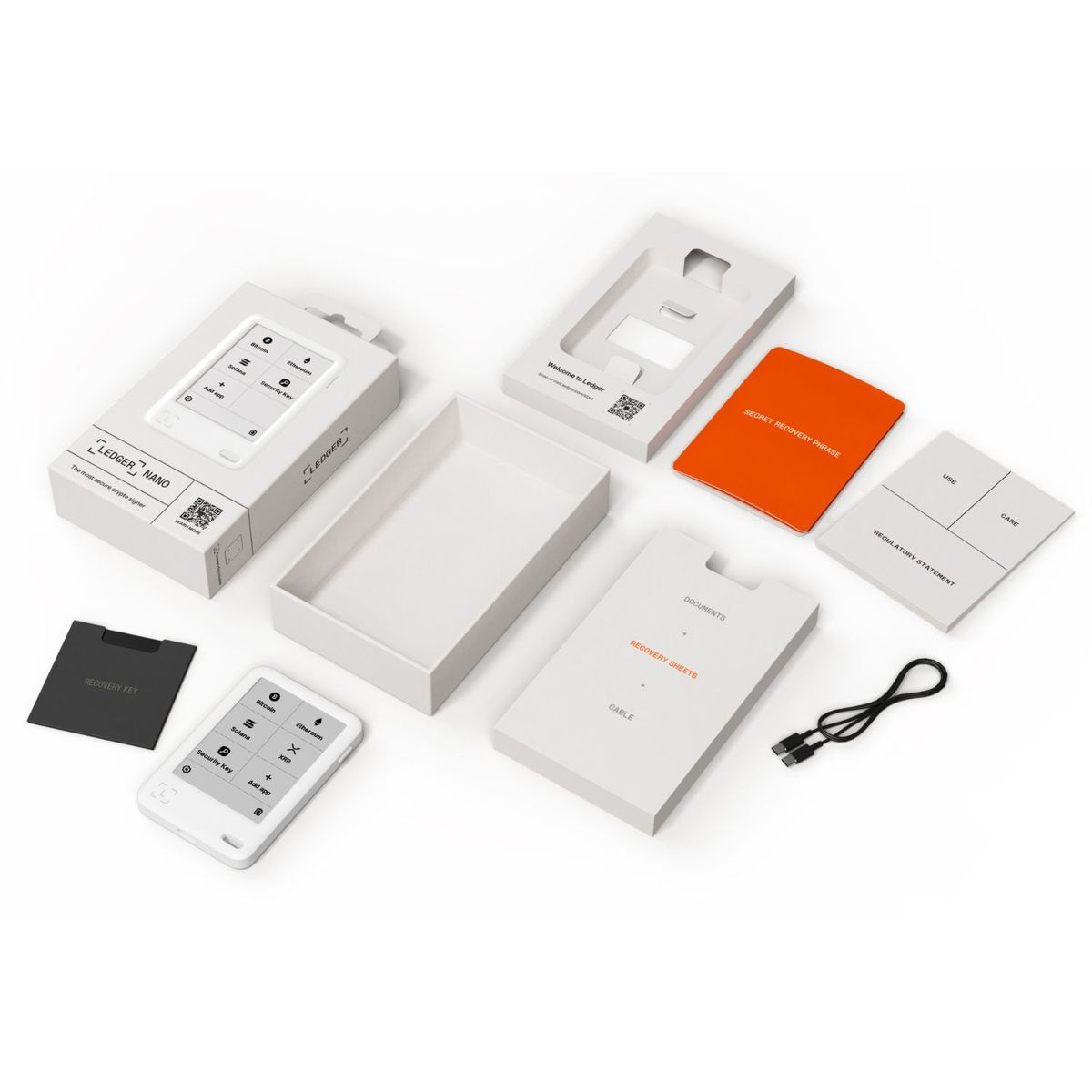 Ledger Nano Krypto-Wallet-Set mit Geräten, Kabel, Anleitungen und Aufbewahrungshüllen.