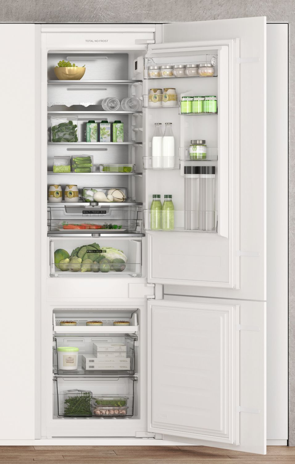 Un refrigerador abierto con comida en varios estantes y cajones.
