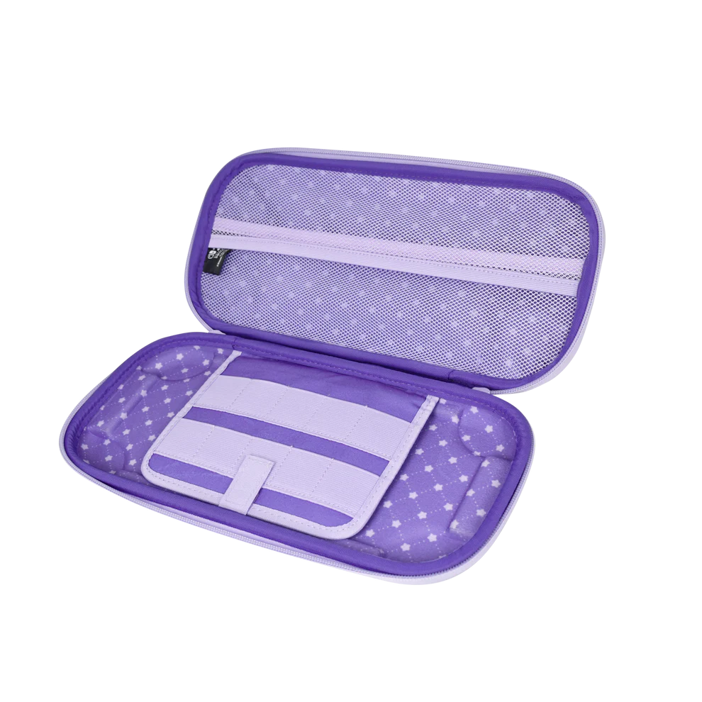 Un estuche morado abierto con estampado de estrellas y gomas elásticas para guardar.