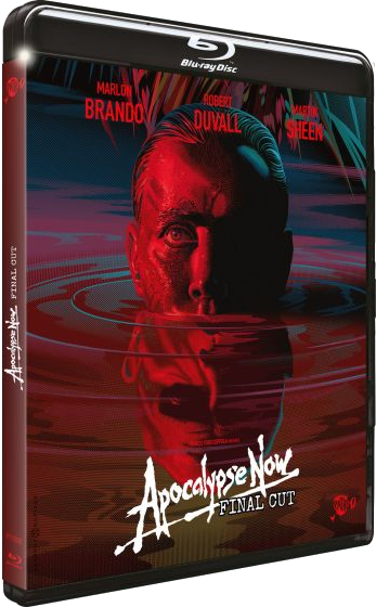Pochette Blu-ray Apocalypse Now : un homme dans l'eau rouge.
