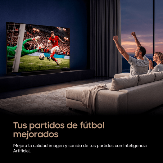 Hombre y mujer vitorean frente a un televisor que muestra un partido de fútbol.