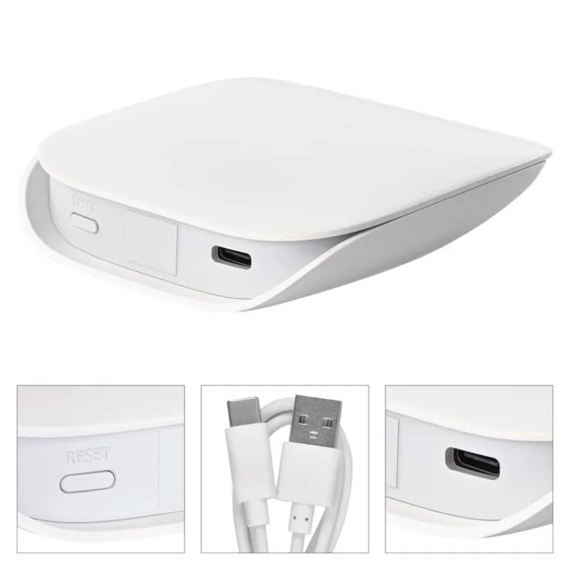 Egy fehér powerbank eszköz USB-C porttal és reset gombbal, mellette egy fehér kábel.