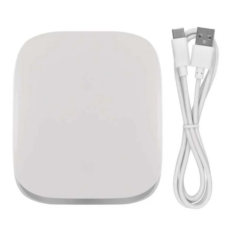 Egy fehér, négyzet alakú, lekerekített sarkú készülék, mellette fehér USB-C kábellel.