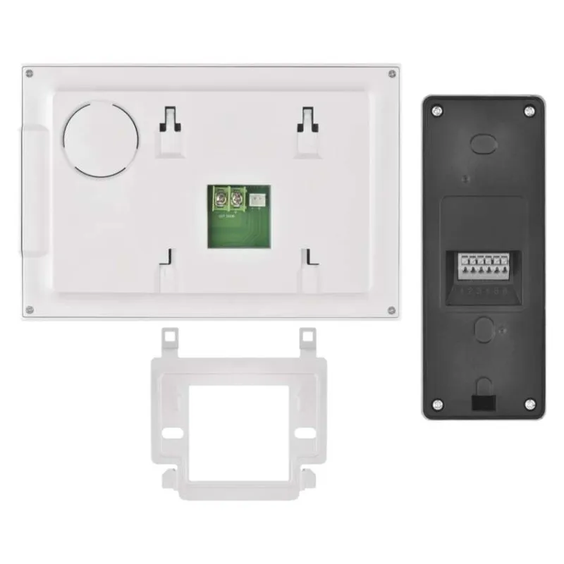 Fehér és fekete elektronikai alkatrészek csatlakozókkal és vezetékekkel.