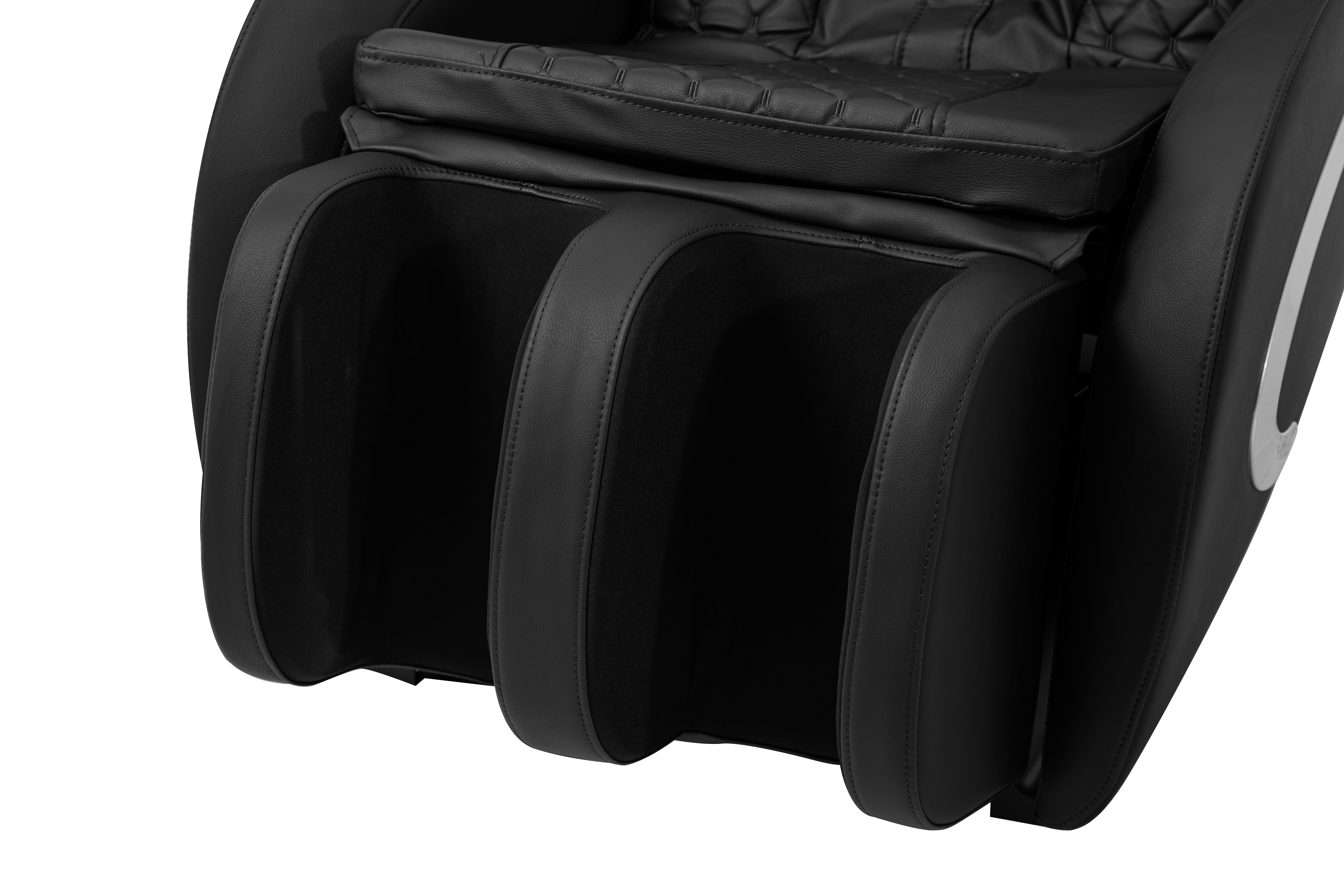 Schwarzer Massagesessel mit gepolsterten Armlehnen und Fußstützen.