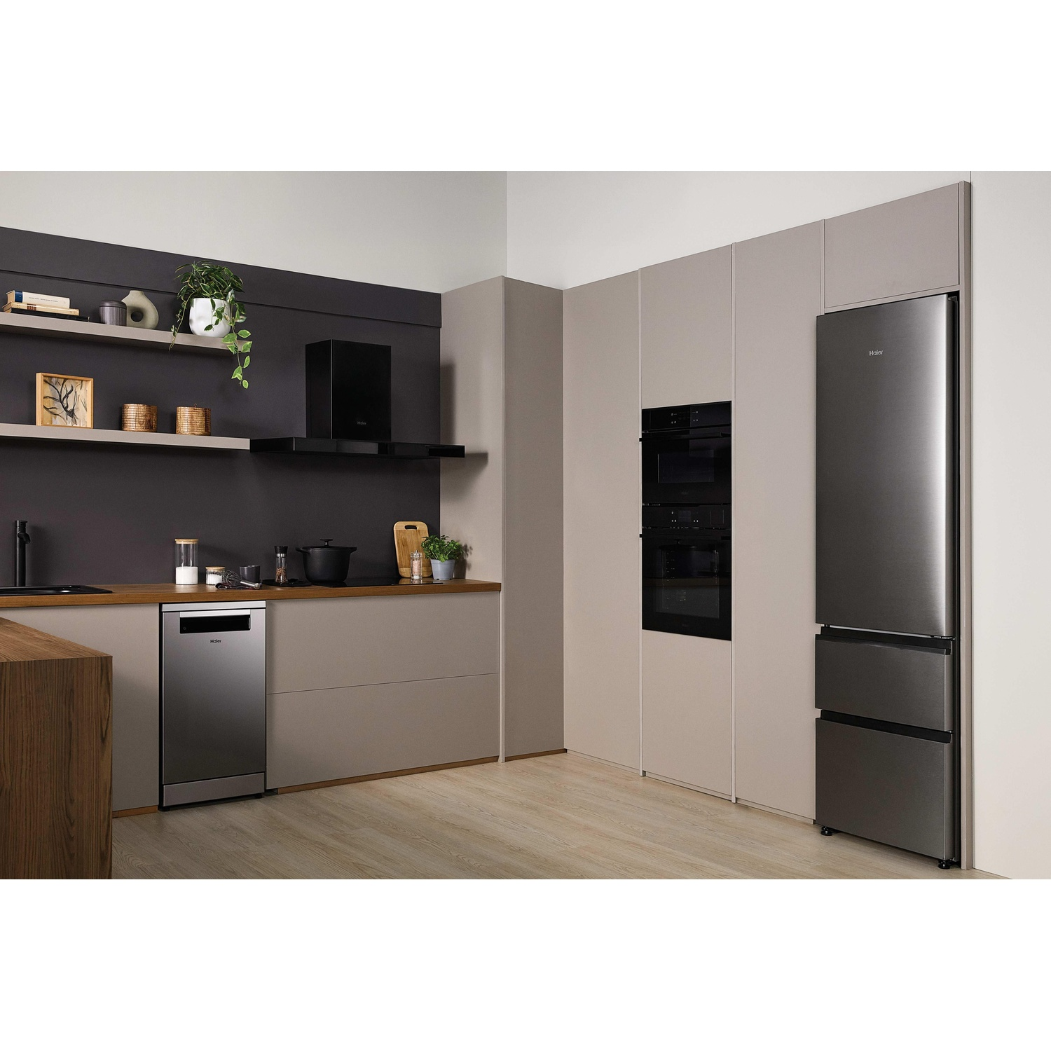 Cucina moderna con elettrodomestici da incasso: lavastoviglie, forni e frigorifero.