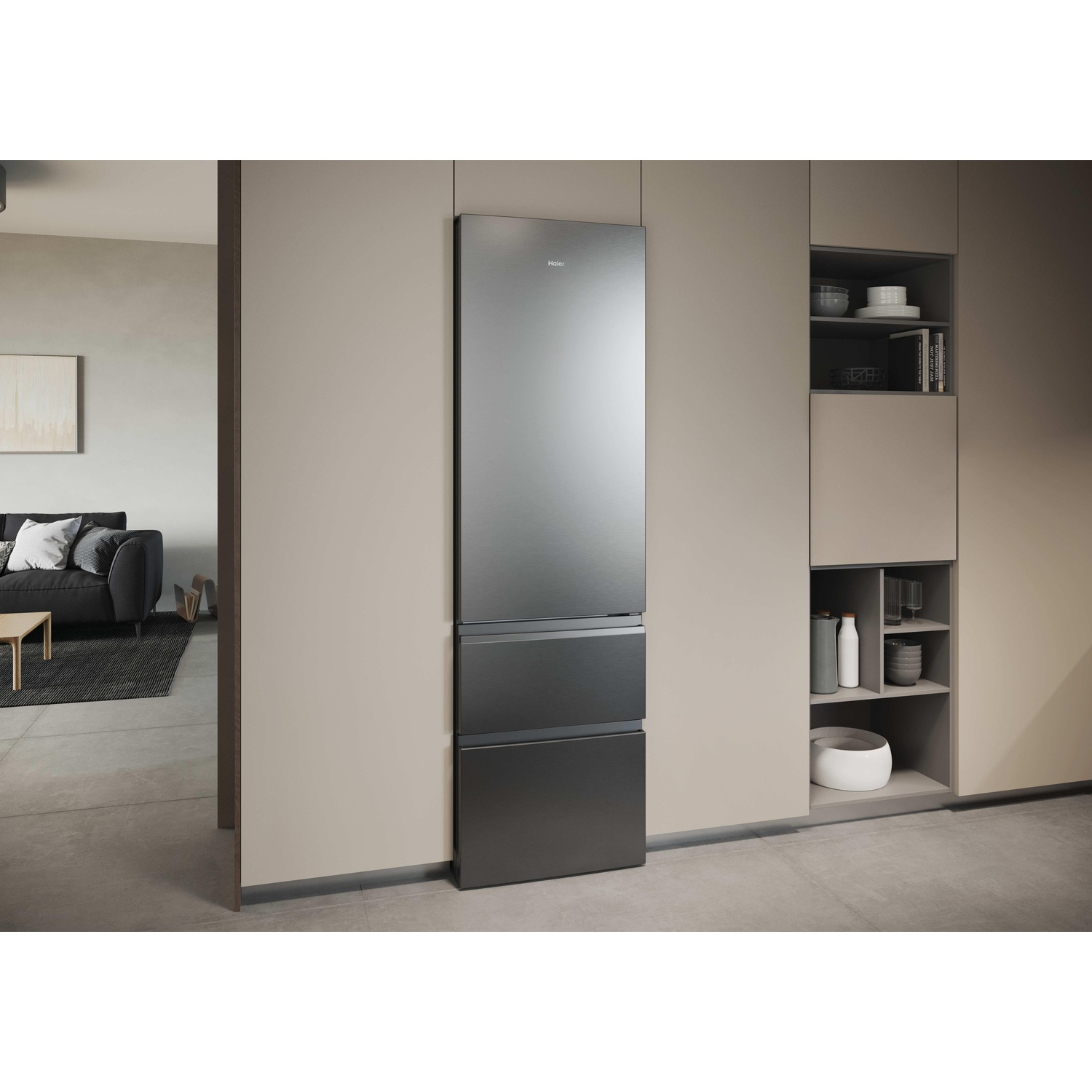 Elegante frigorifero Haier argentato con cassetti scuri in cucina moderna con mensole aperte.