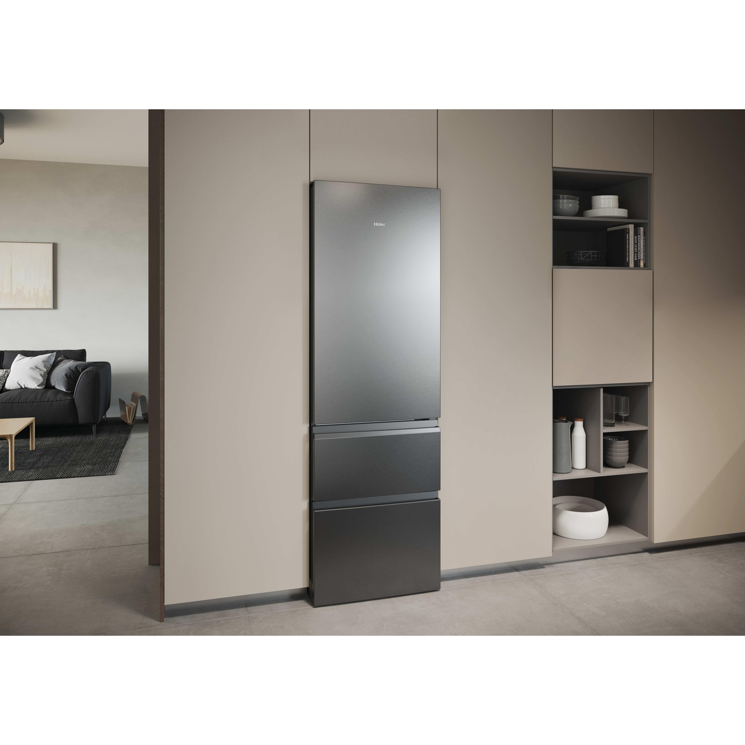 Cucina moderna con frigorifero in acciaio inox e mensole aperte con stoviglie.
