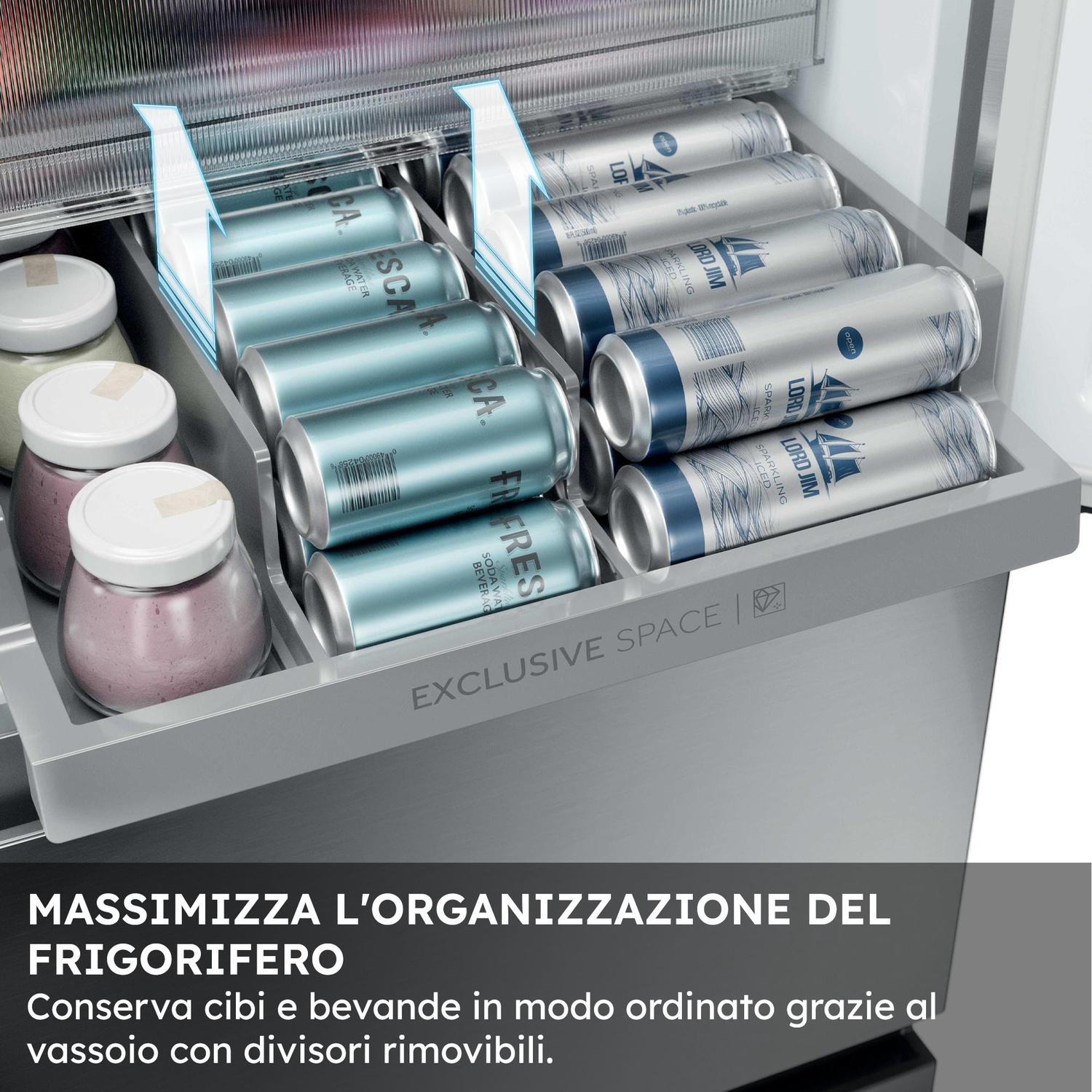 Un vano frigorifero con lattine e barattoli organizzati in file da divisori.