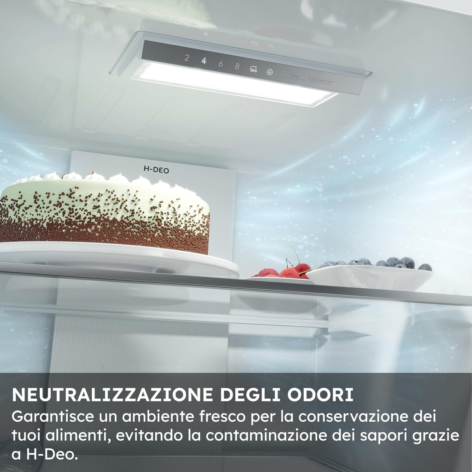 Una torta e una ciotola di frutti di bosco in un frigorifero con filtro H-Deo.