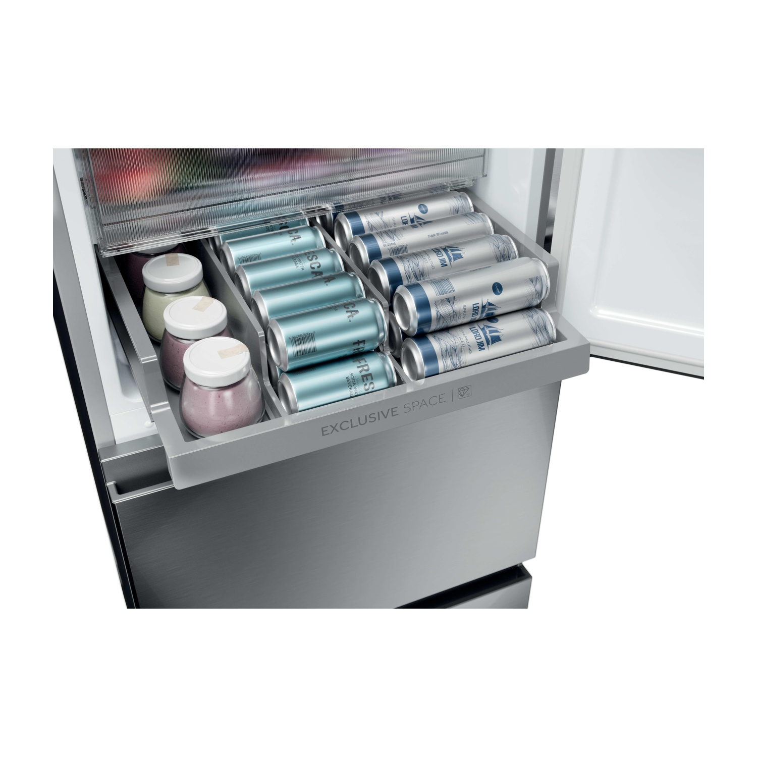Un cassetto del frigorifero contiene lattine e barattoli. Lattine blu sono disposte ordinatamente. Barattoli con coperchi bianchi sono a sinistra.