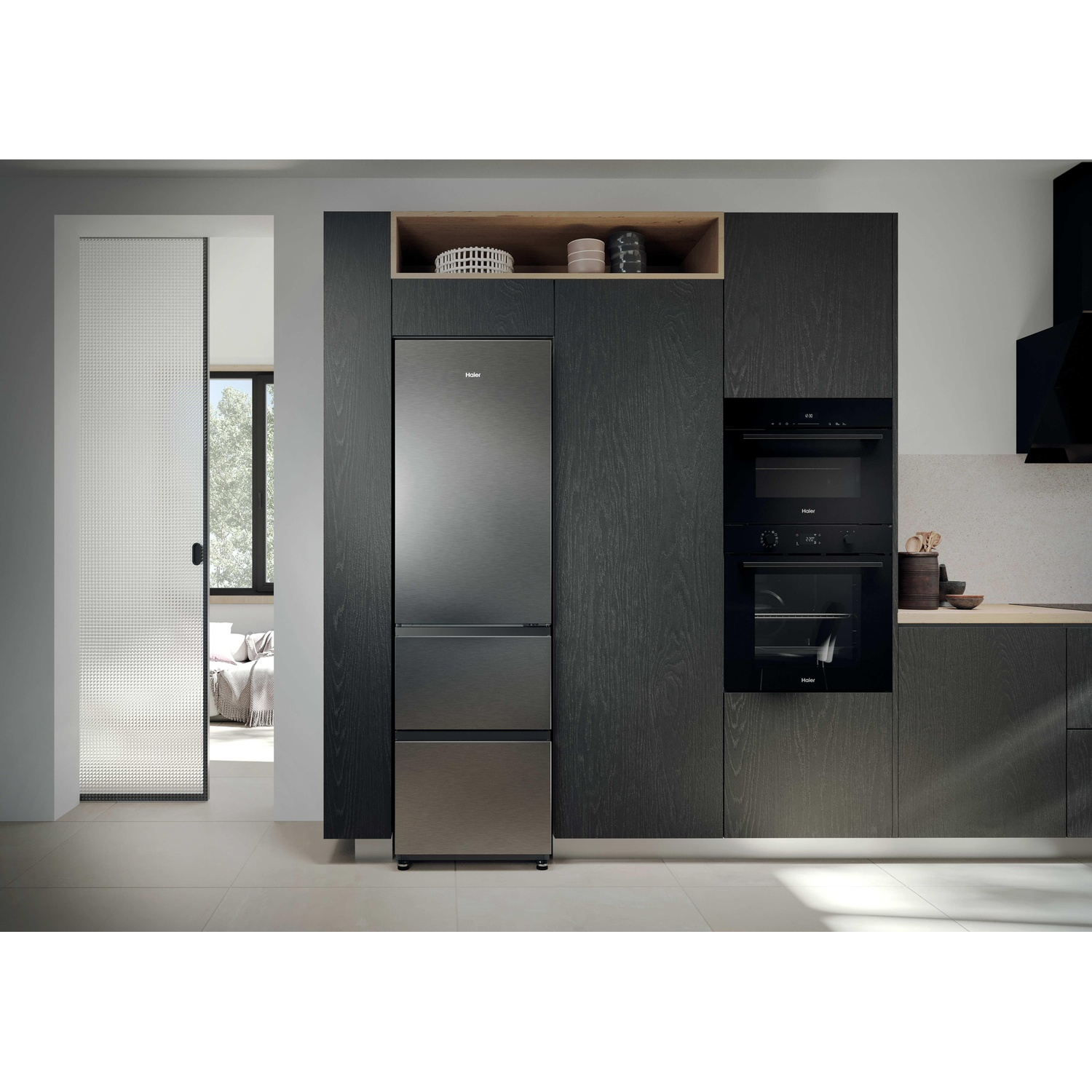 Cucina moderna con mobili in legno scuro, frigorifero in acciaio inox e forno da incasso.