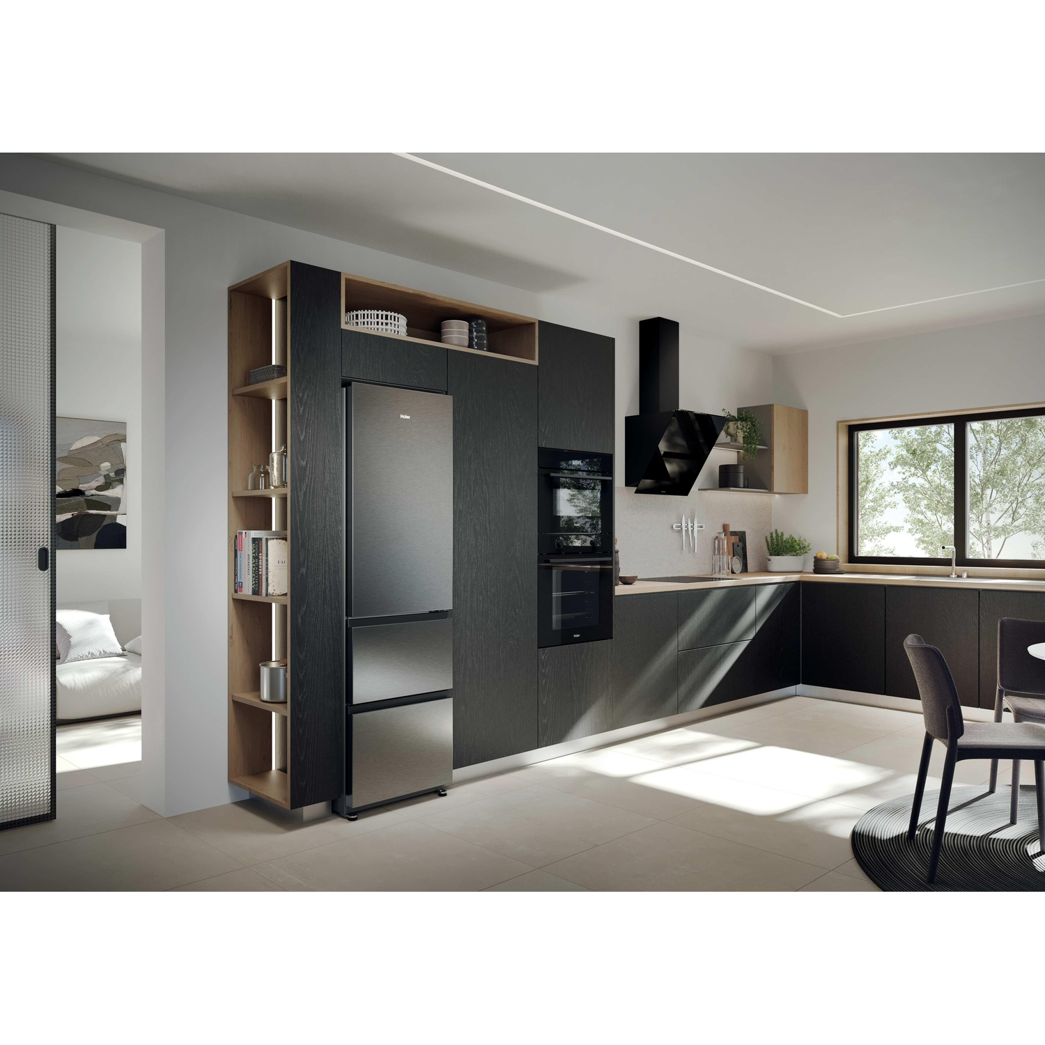 Moderna cucina nera con frigo in acciaio, forni e isola.