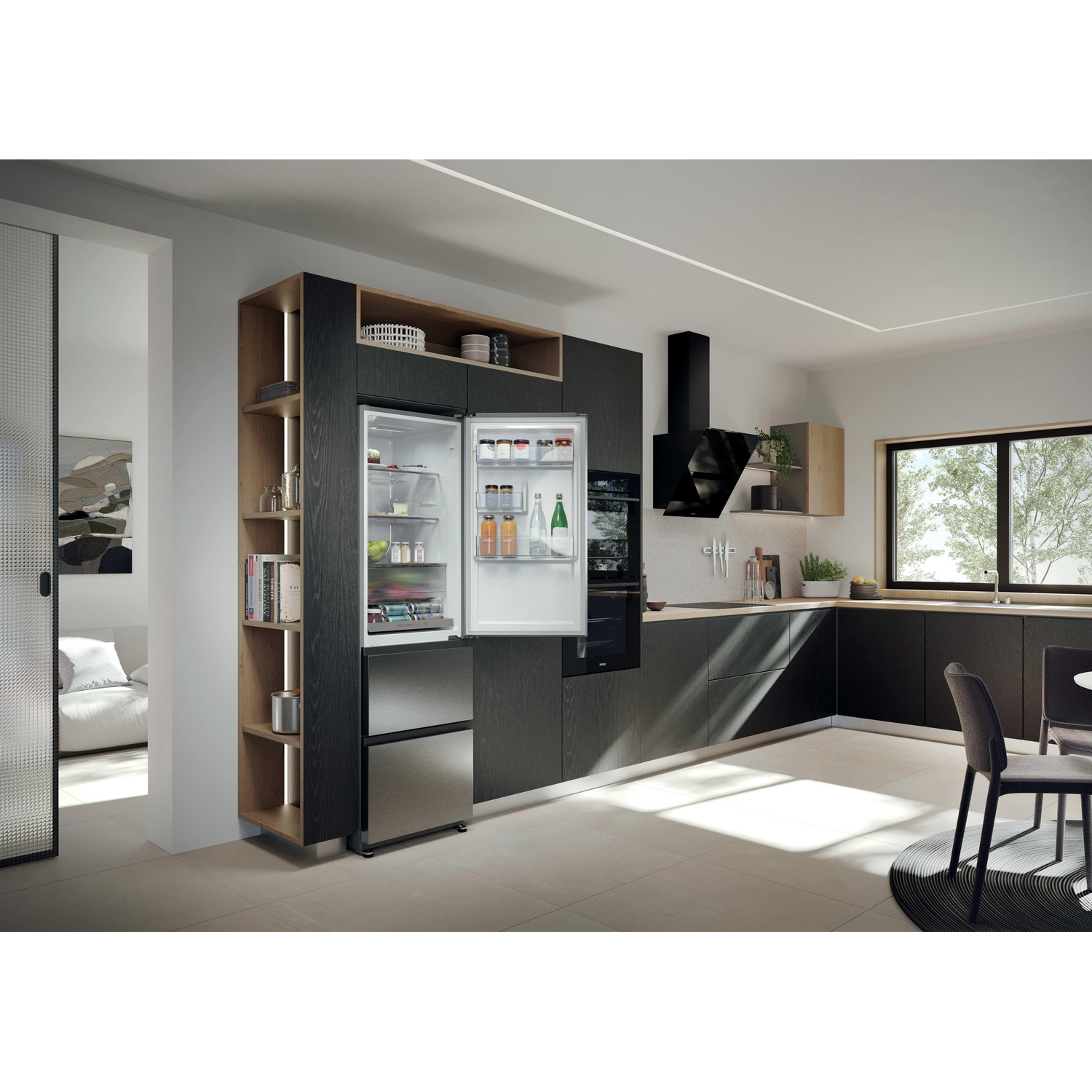 Cucina moderna con frigorifero aperto, mobili scuri e vista su una zona pranzo.