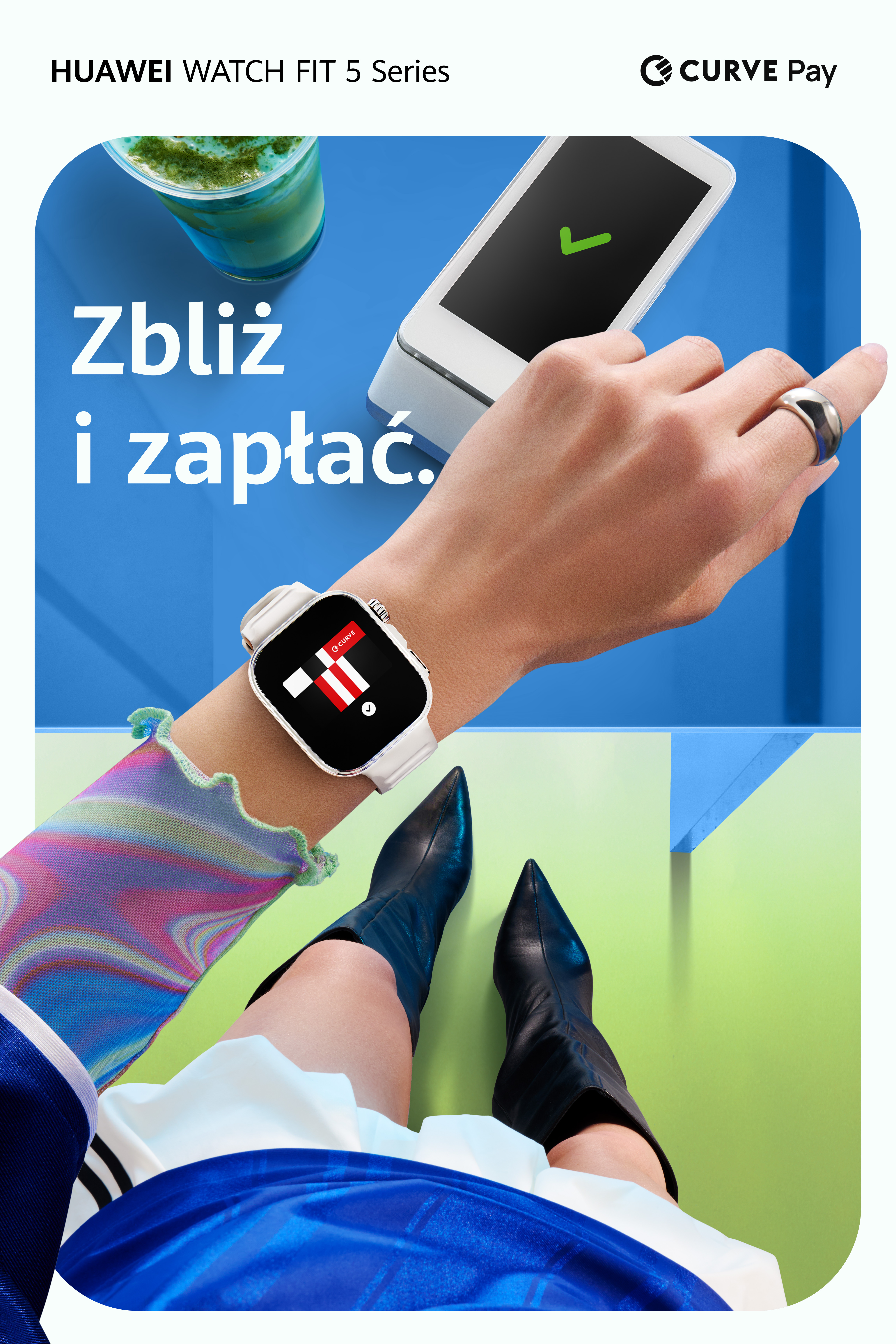 Dłoń z pierścieniem trzyma smartfon. Zegarek smartwatch pokazuje płatność.