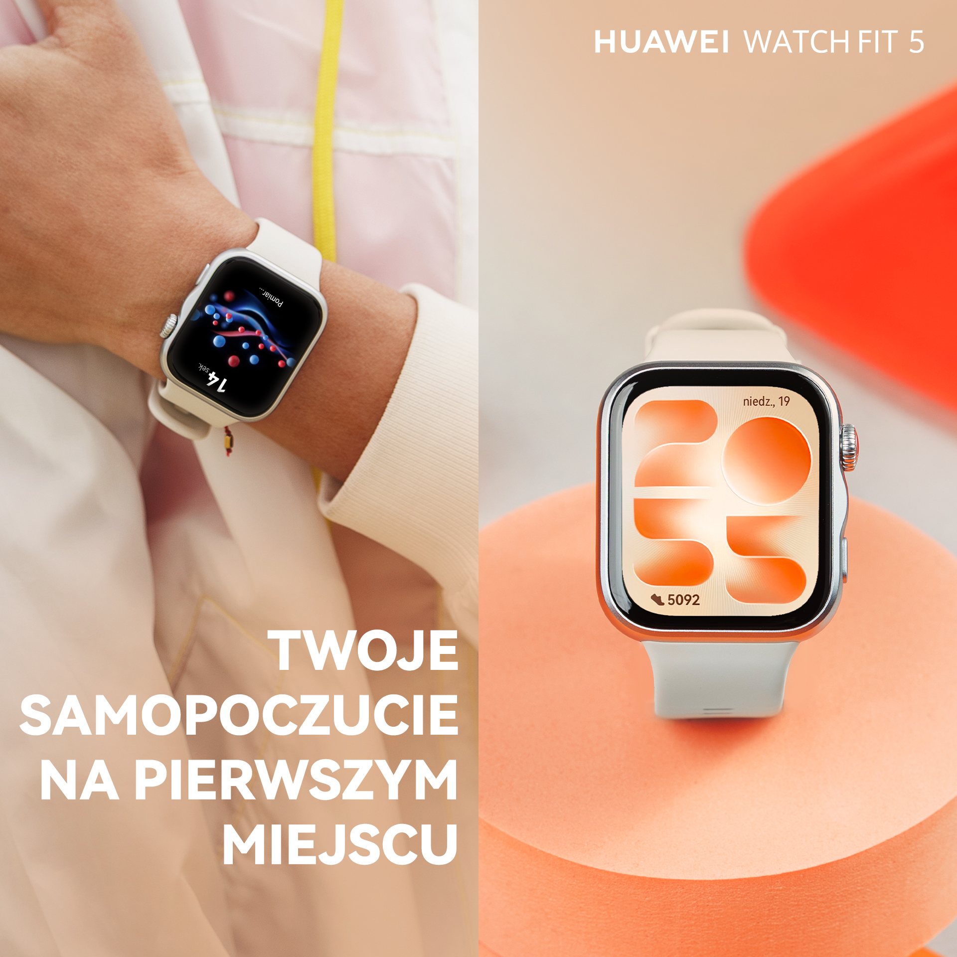 Dwa zegarki Huawei Watch Fit 5, jeden na nadgarstku, drugi na pomarańczowym postumencie.