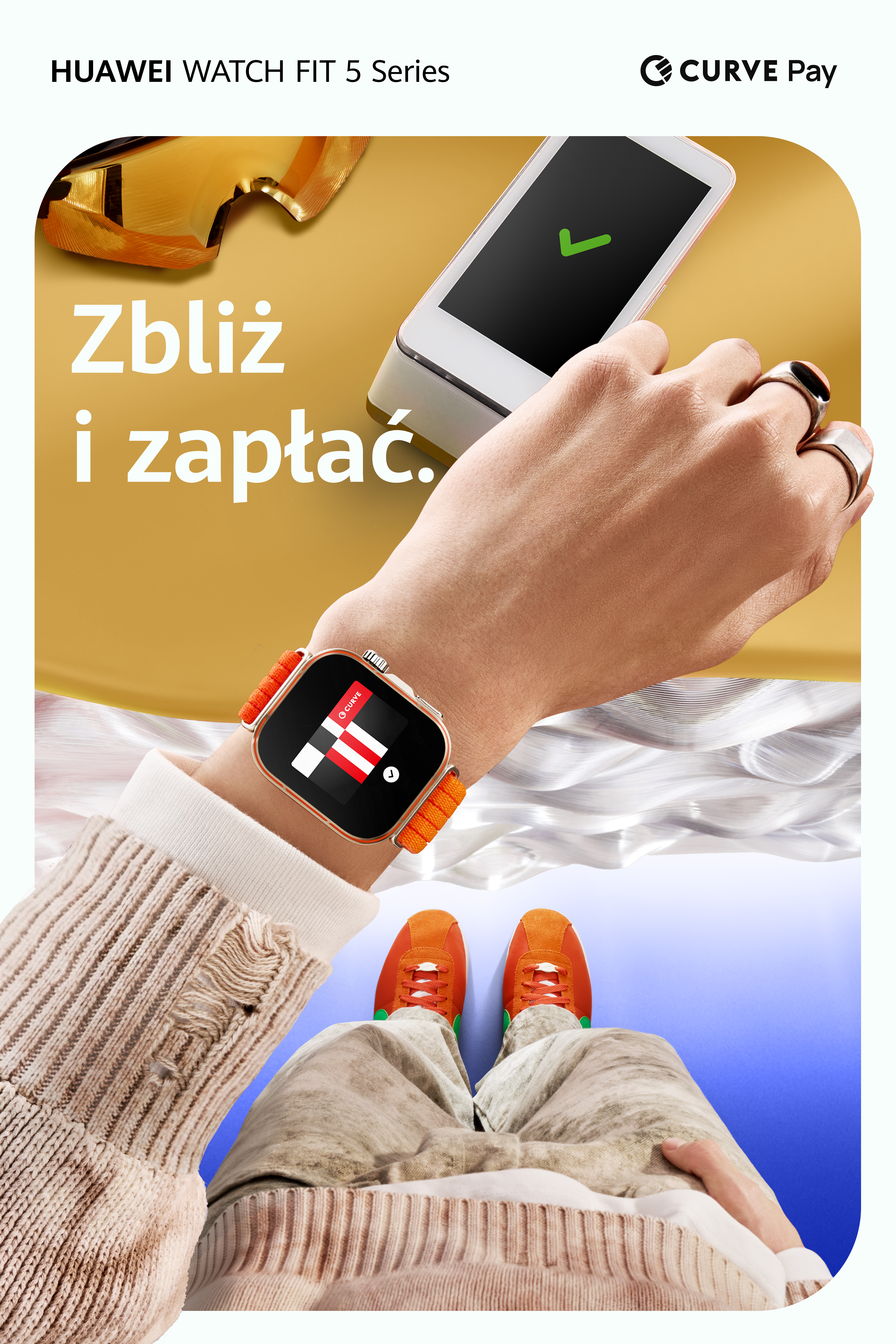 Dłoń trzyma smartfon z zielonym zaznaczeniem. Zegarek z pomarańczowym paskiem.