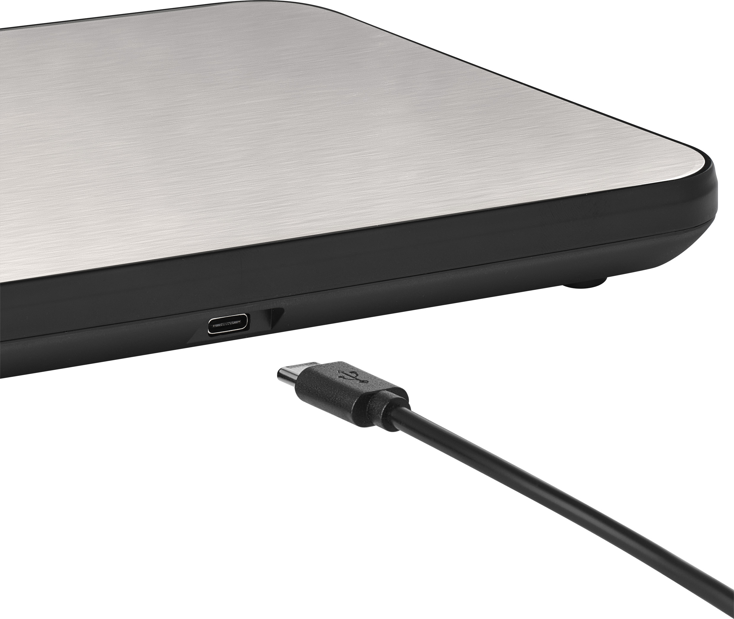 Egy USB-C kábel csatlakozik egy portba egy ezüst és fekete eszközön.