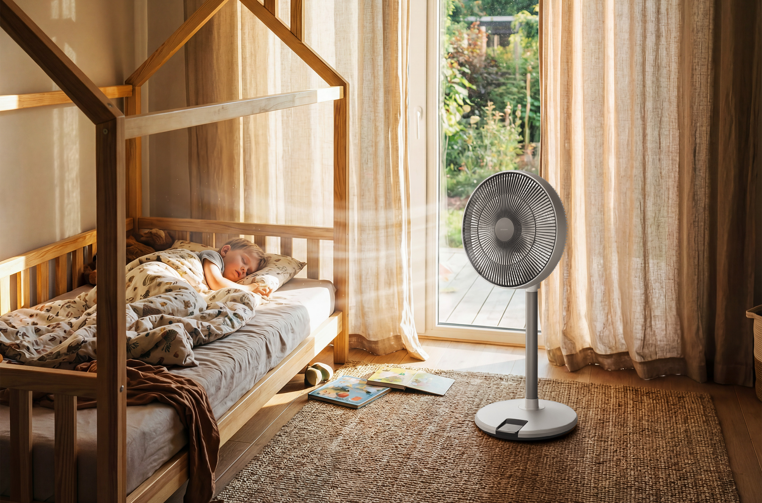 Egy fiú alszik egy faágyban, mellette egy ventilátor.