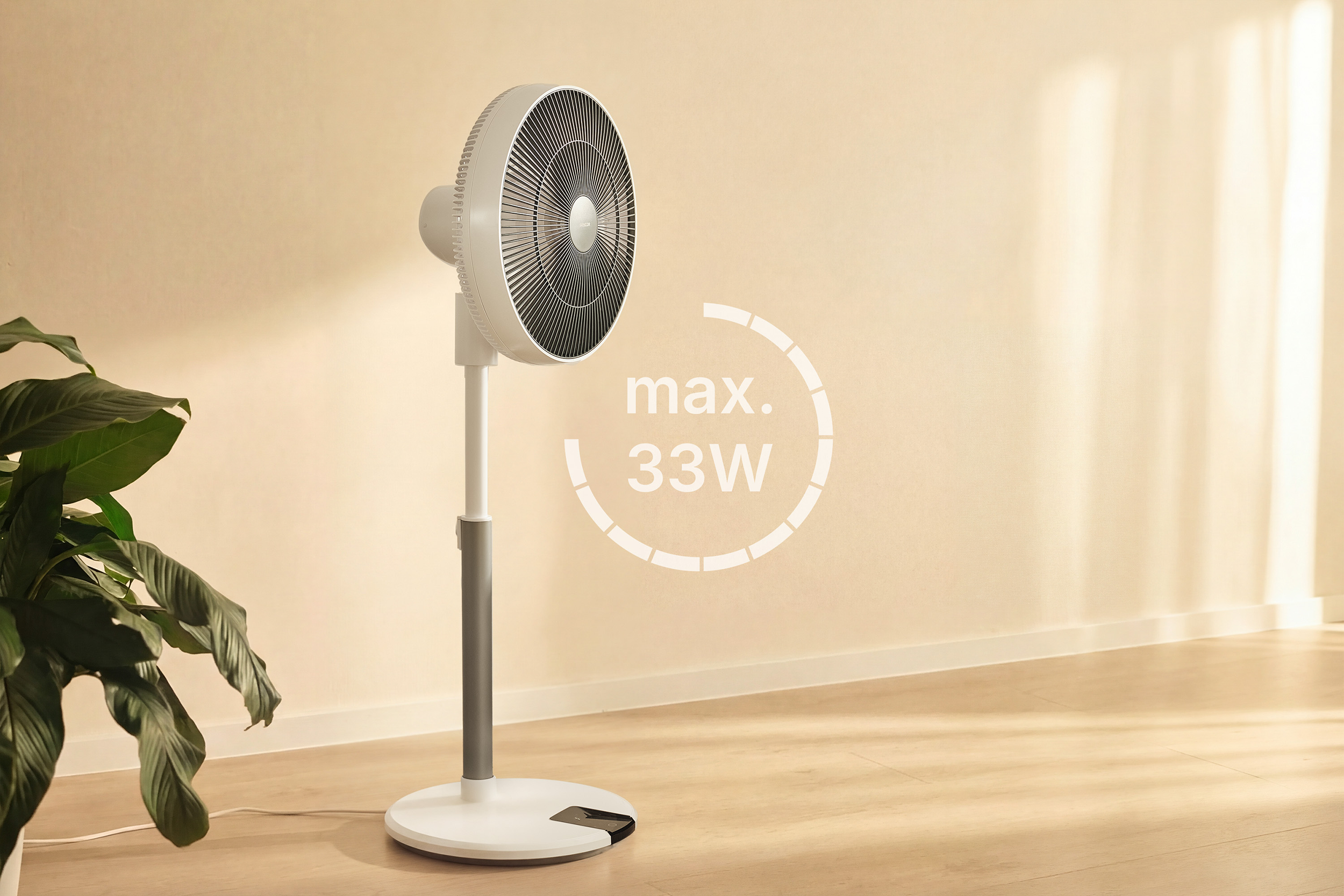 Egy fehér álló ventilátor szürke rúddal fa padlón áll.