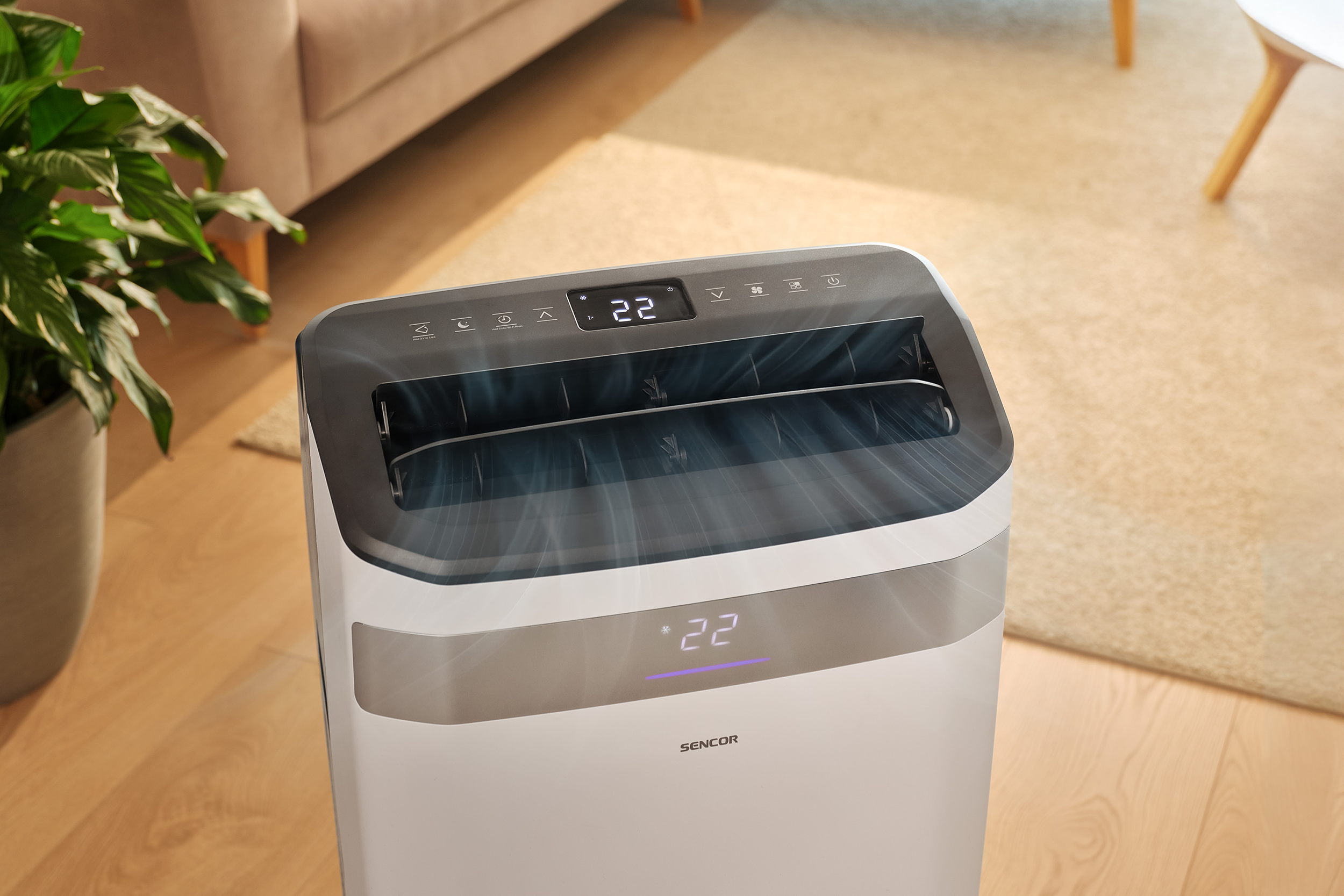 Fehér légkeverő digitális kijelzővel és ventilátorlapátokkal, amely hűvös levegőt bocsát ki.