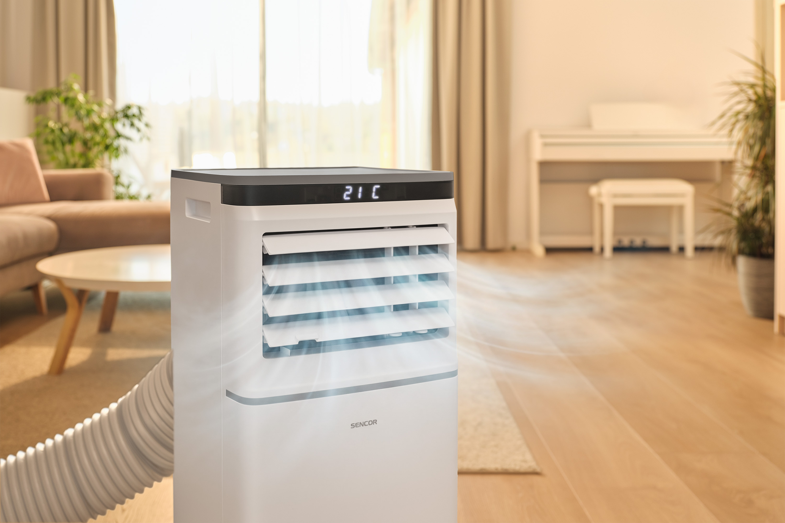 Egy hordozható légkondicionáló hűt egy szobát látható légárammal, 21°C-ot mutatva.