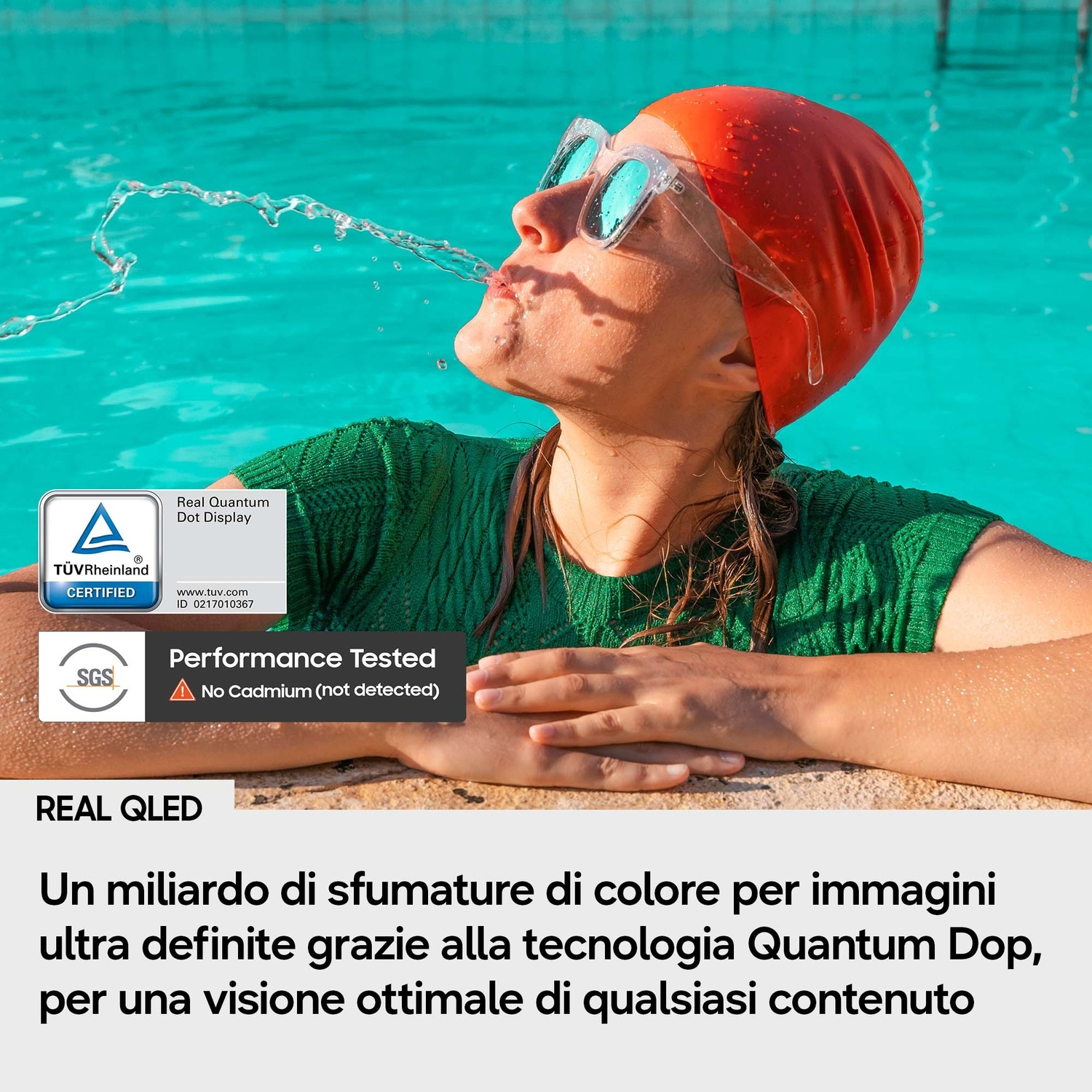 Donna con cuffia rossa sputa acqua dalla bocca in una piscina.