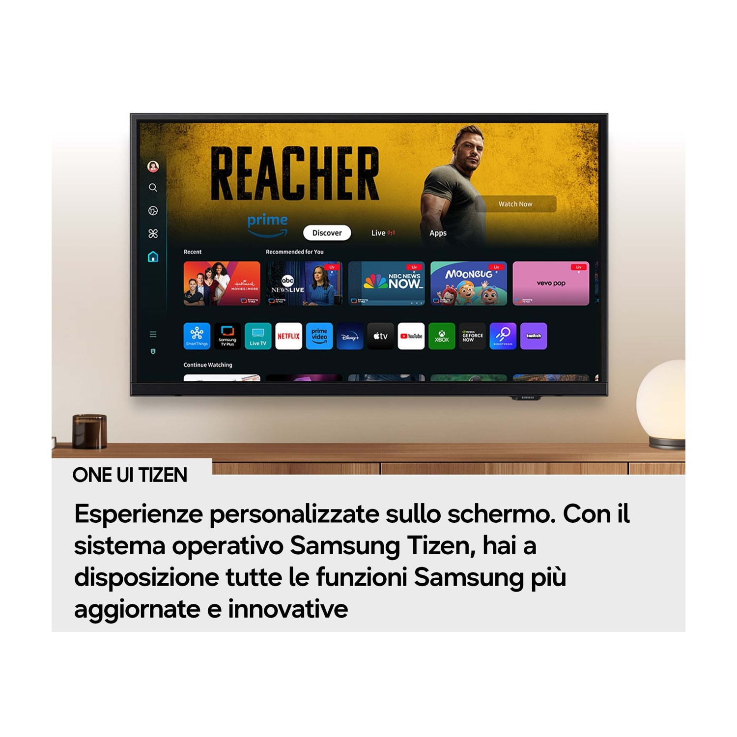 Una TV moderna mostra l'interfaccia Samsung Tizen con varie app e anteprime di contenuti.