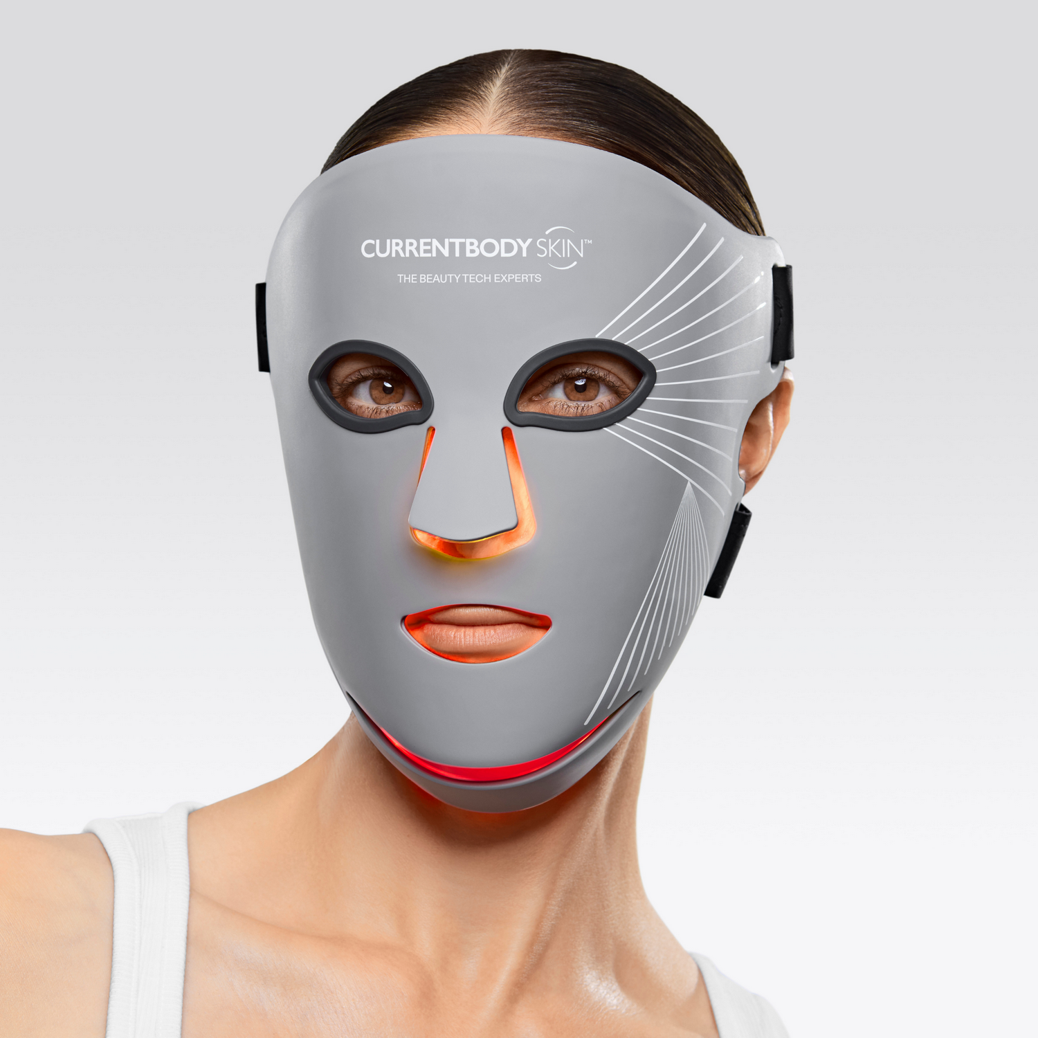 Una mascarilla gris con luces puesta por una mujer.