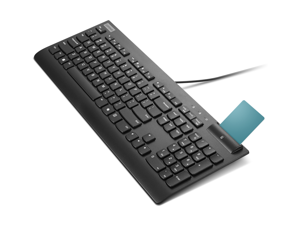 Teclado Lenovo negro con lector de tarjetas, tarjeta azul insertada.